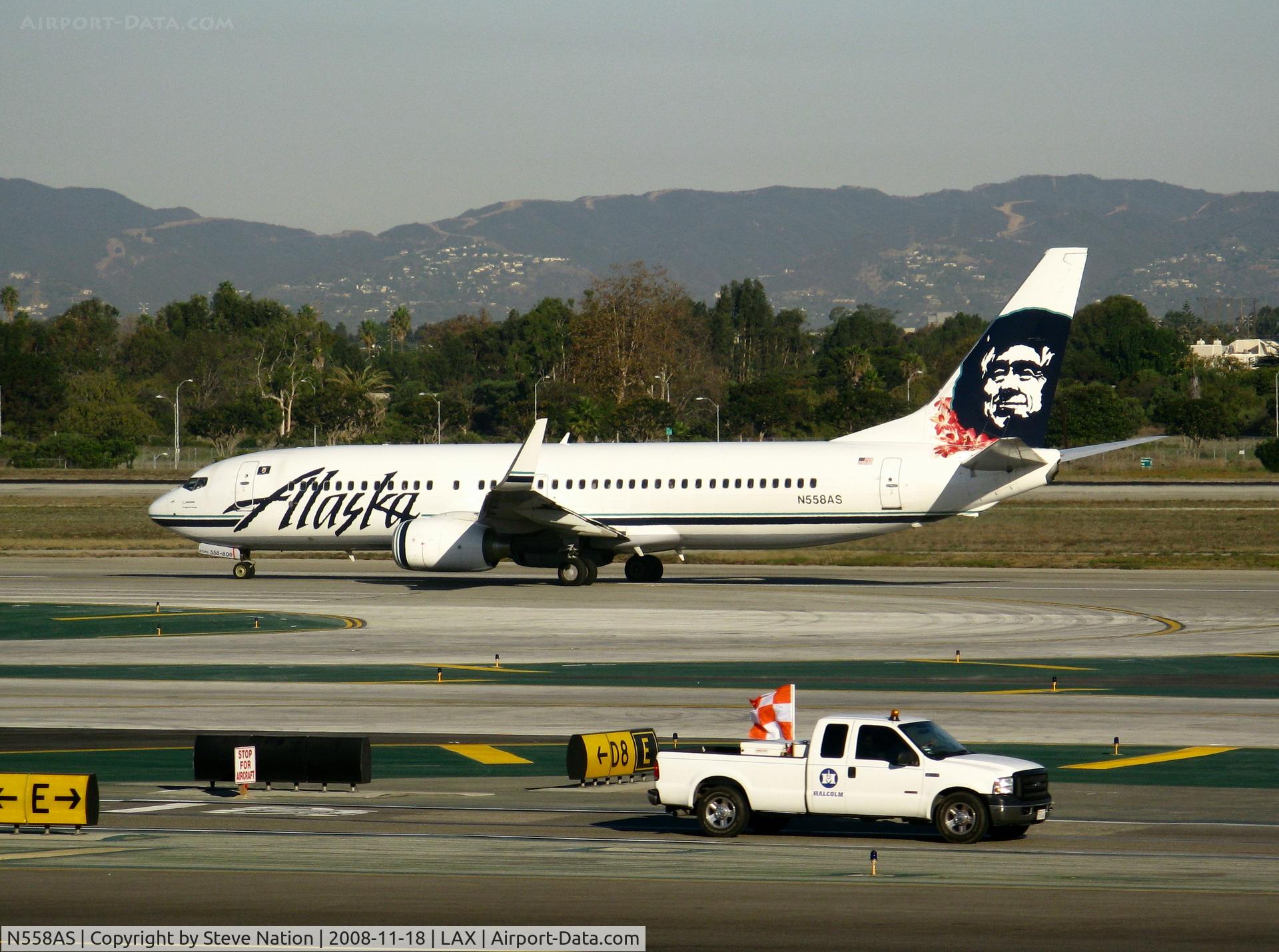 N558AS, 2006 Boeing 737-890 C/N 35177, Alaska 2006 Boeing 737-890 turning onto RW 24L w/red lei necklace (new Hawai'i service)