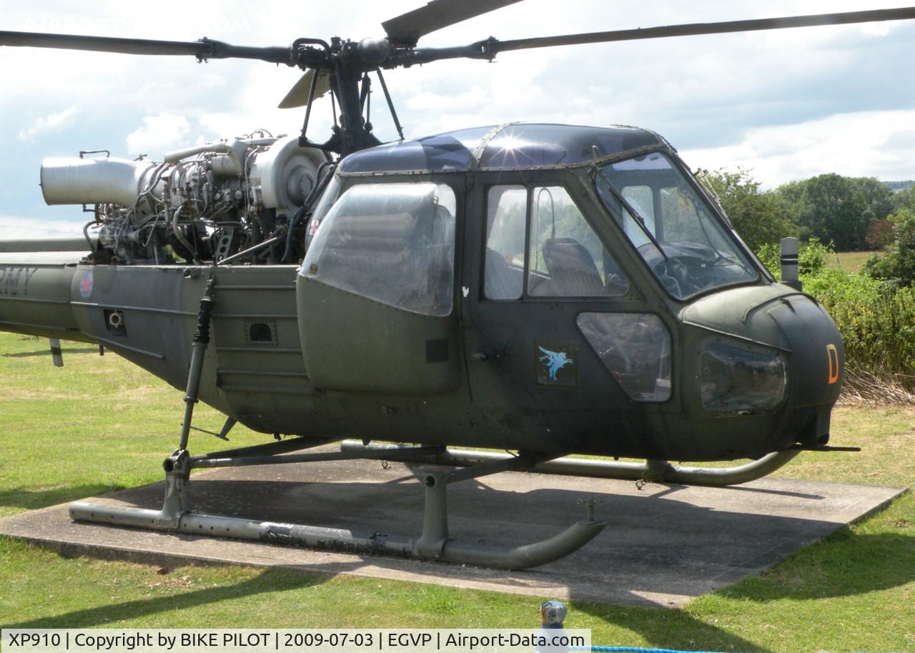 XP910, Westland Scout AH.1 C/N F9511, SCOUT AT THE AAC MUSEUM WITH PARACHUTE REGIMENT CREST ON THE DOOR