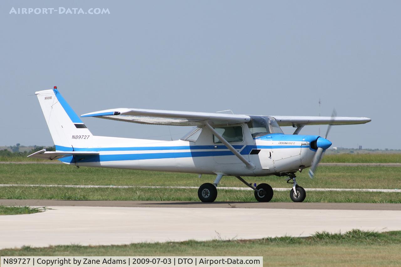 N89727, Cessna 152 C/N 15282844, At Denton Municipal (it's hot out there! )