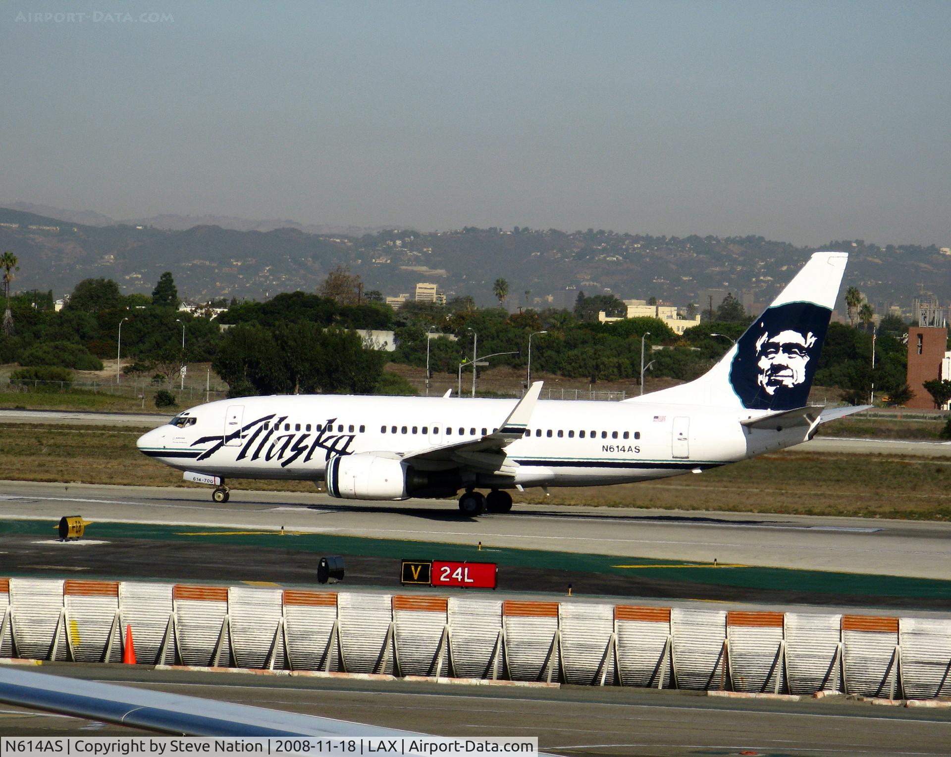 N614AS, 1999 Boeing 737-790 C/N 30343, Alaska 1999 Boeing 737-790 rolling on RW 24L