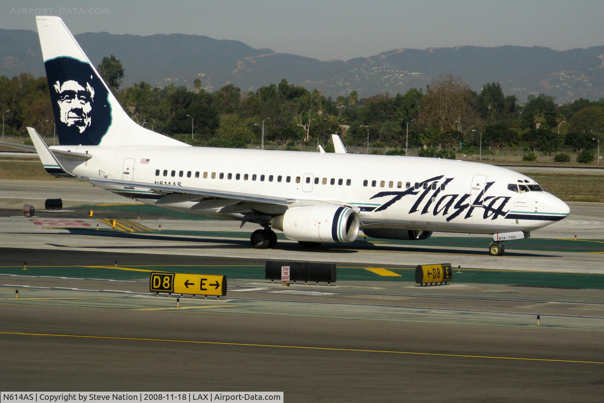 N614AS, 1999 Boeing 737-790 C/N 30343, Alaska 1999 Boeing 737-790 taxiing to RW 24L