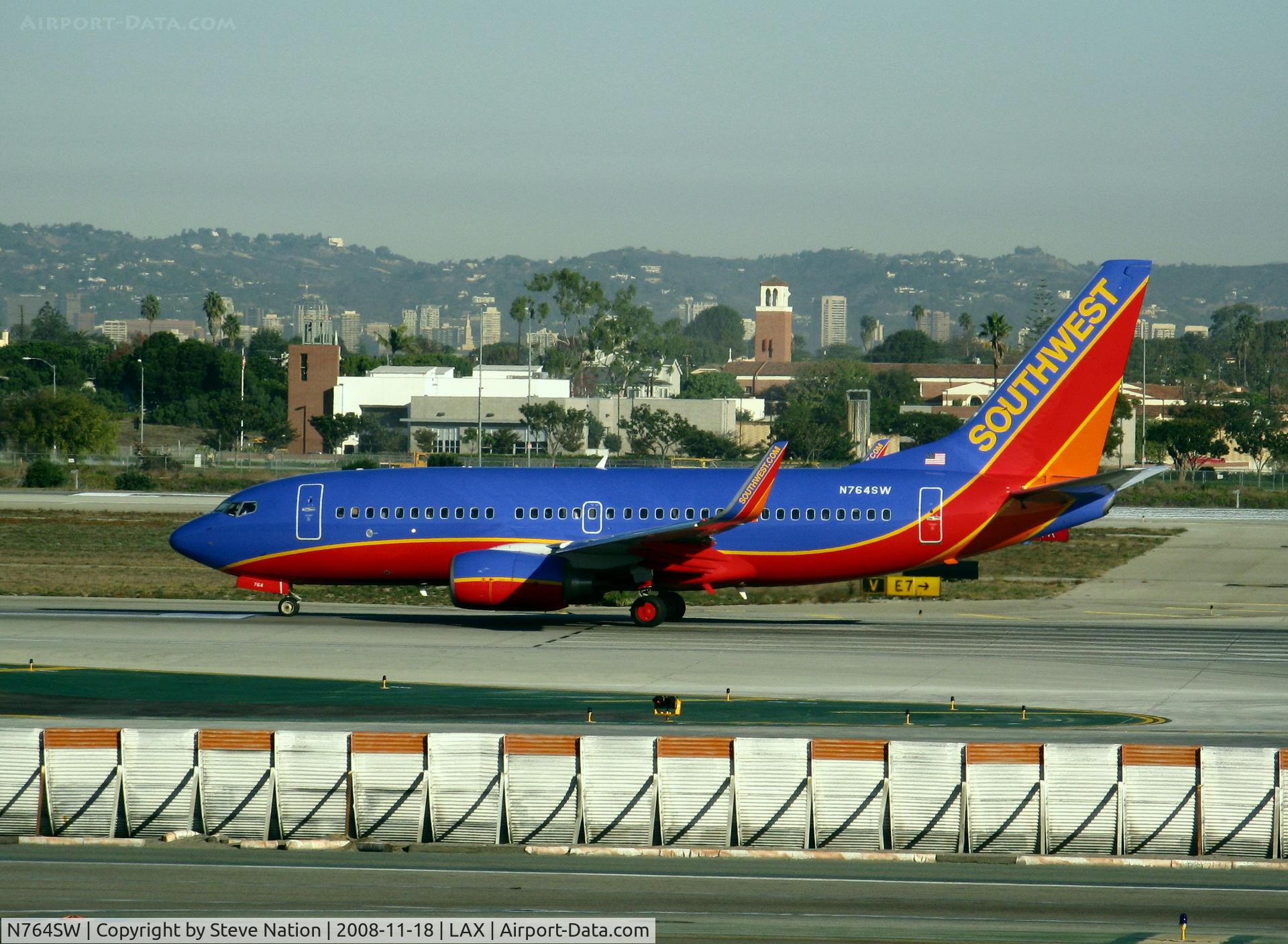 N764SW, 2000 Boeing 737-7H4 C/N 27878, Southwest 2000 Boeing 737-7H4 in new colors with winglets rolling on RW 24L