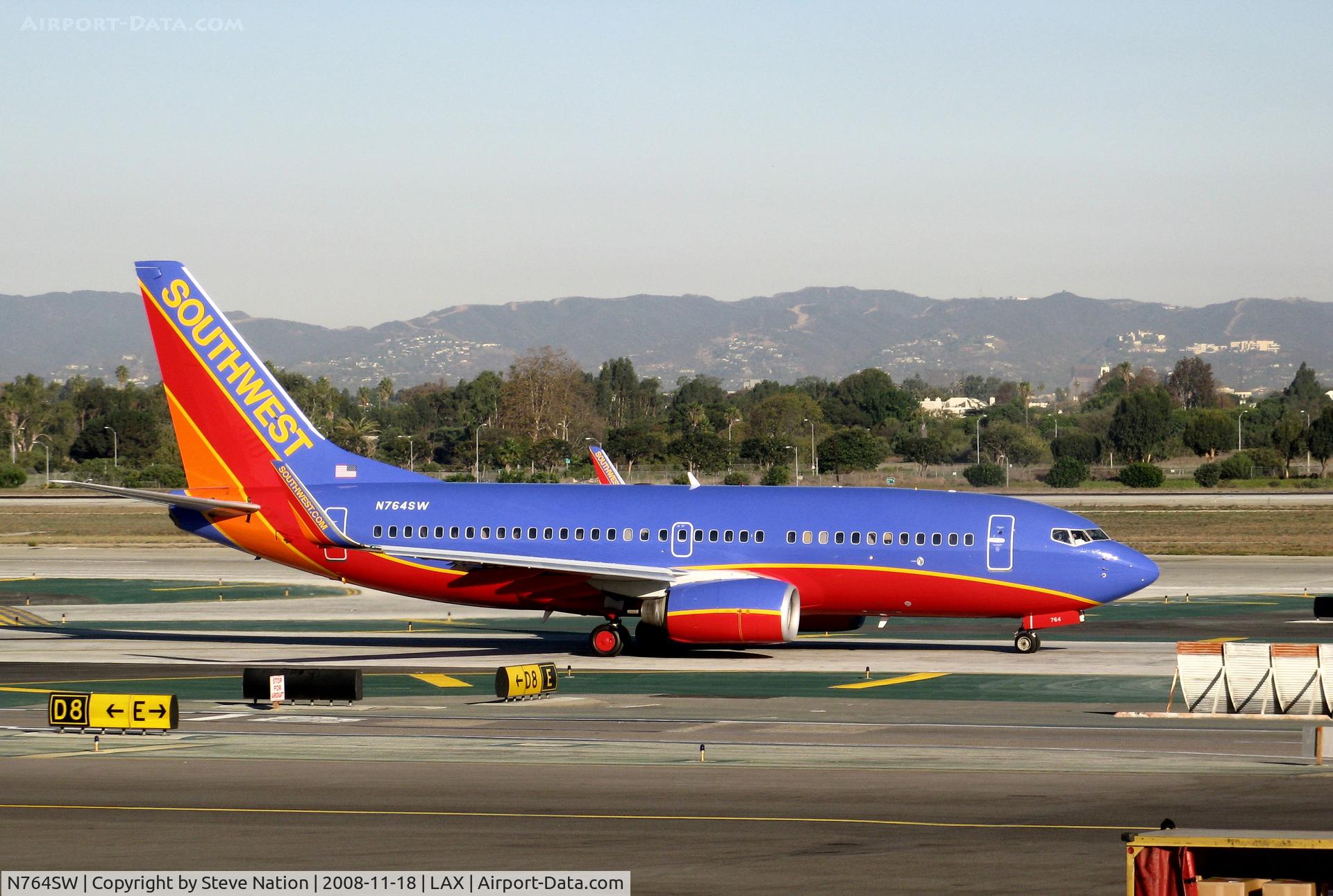 N764SW, 2000 Boeing 737-7H4 C/N 27878, Southwest 2000 Boeing 737-7H4 in new colors with winglets taxiing to gate