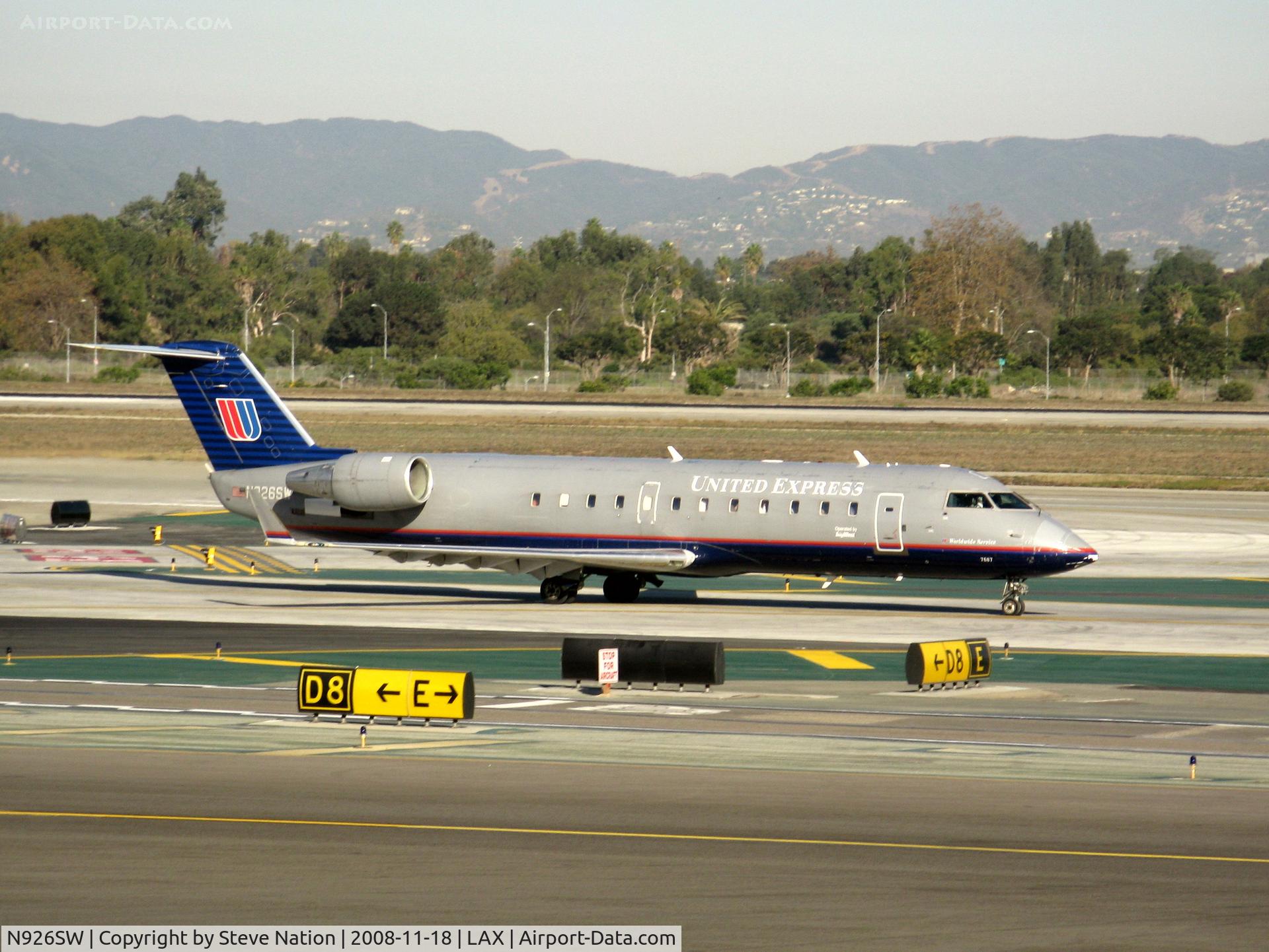 N926SW, 2002 Bombardier CRJ-200LR (CL-600-2B19) C/N 7687, United Express 2002 Bombardier CL-600-2B19 in earlier colors taxiing to RW 24L