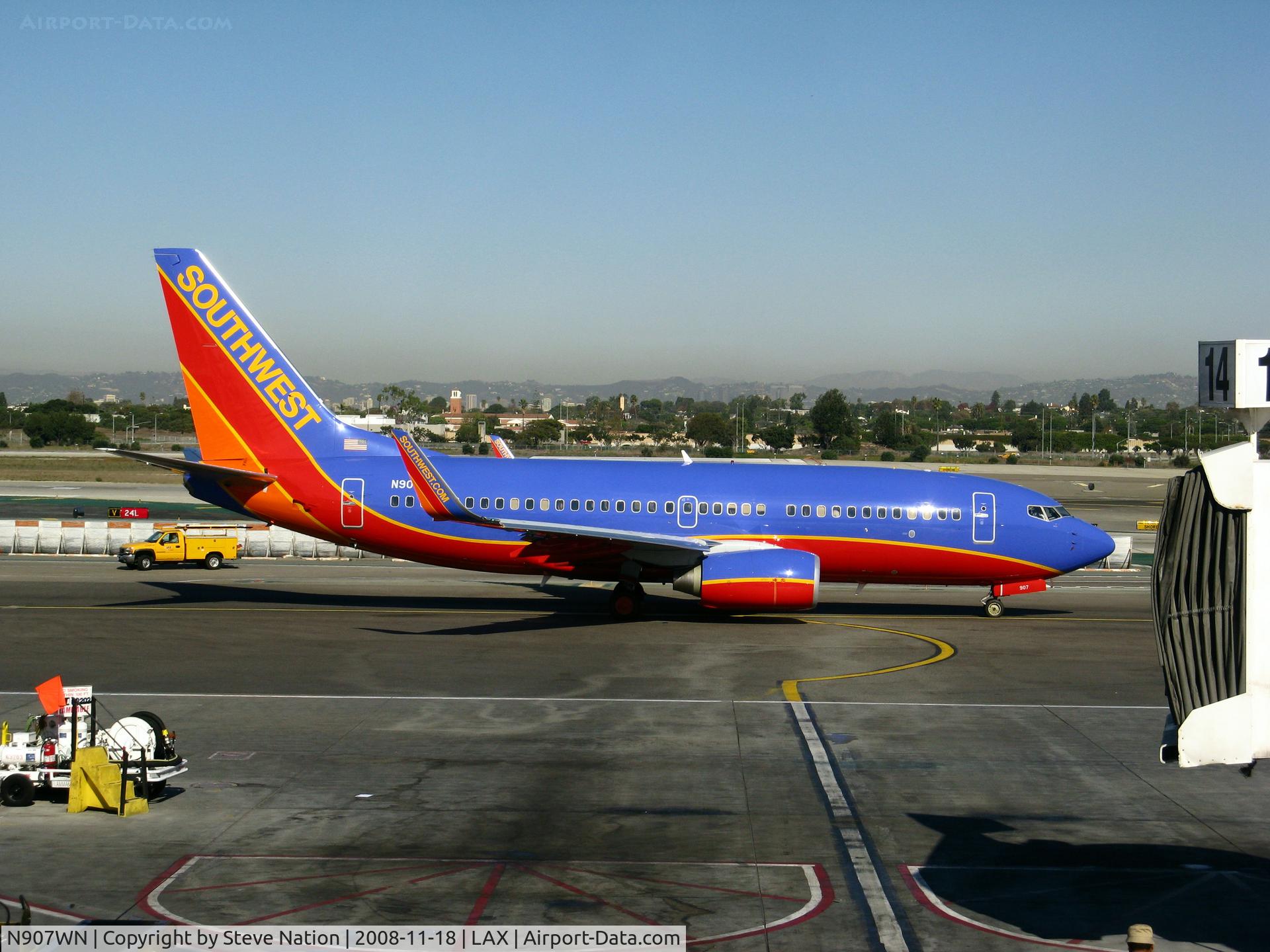 N907WN, 2008 Boeing 737-7H4 C/N 36619, Southwest 2008 Boeing 737-7H4 in new colors w/winglets taxiing from gate