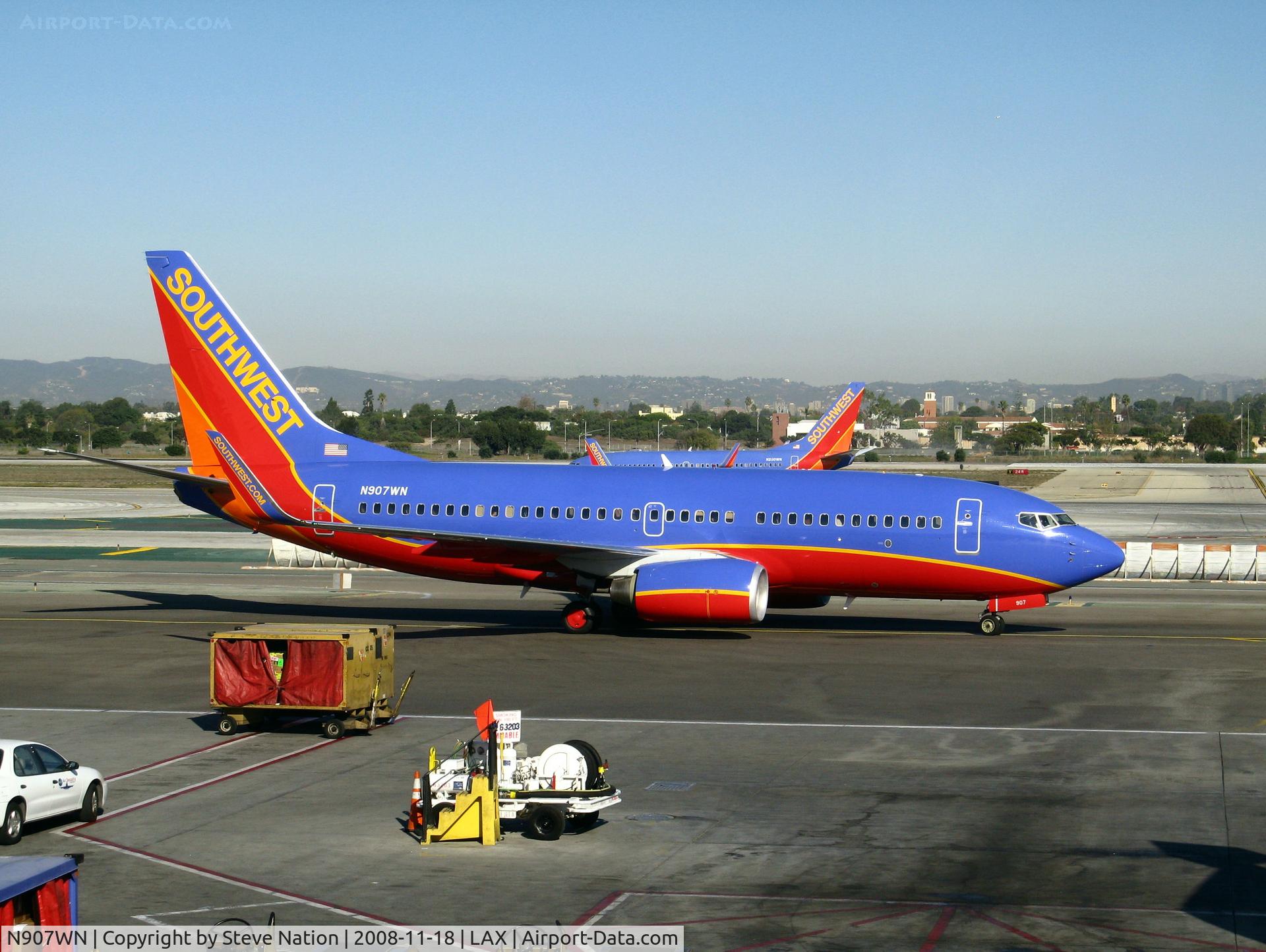 N907WN, 2008 Boeing 737-7H4 C/N 36619, Southwest 2008 Boeing 737-7H4 in new colors w/winglets taxiing to gate