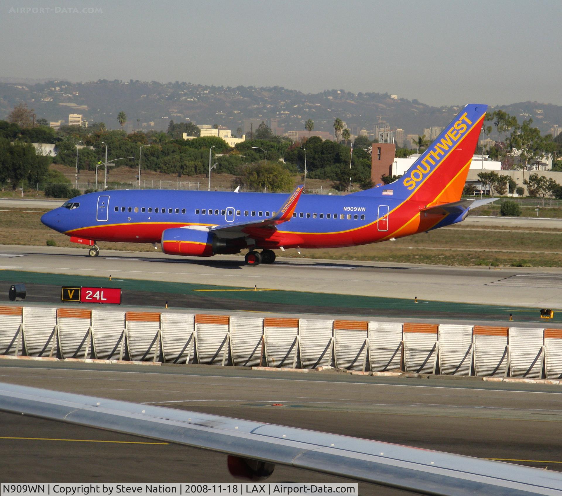 N909WN, 2008 Boeing 737-7H4 C/N 32458, Southwest 2008 Boeing 737-7H4 in new colors w/winglets ready to rolling on RW 24L