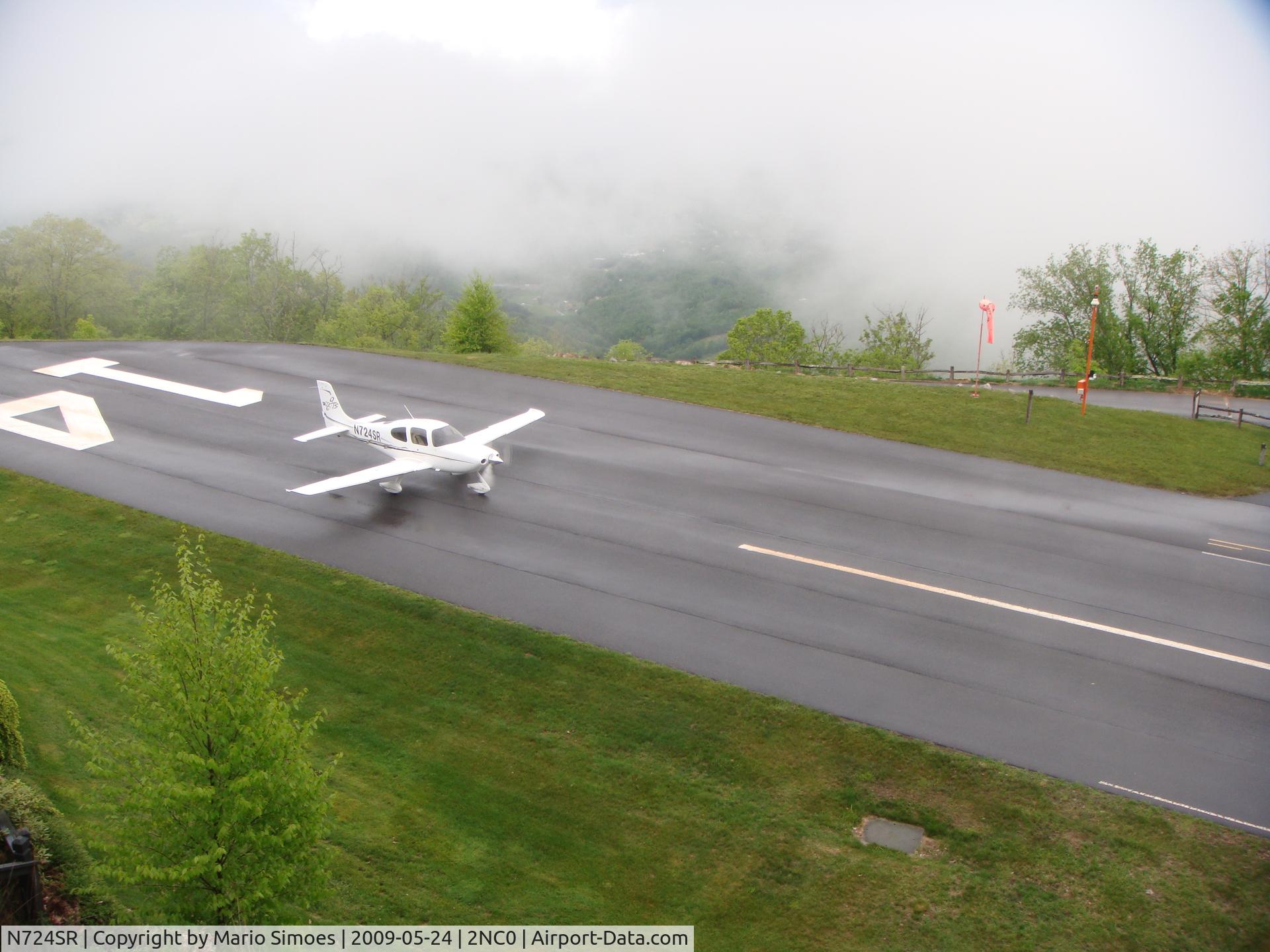 N724SR, 2006 Cirrus SR22 C/N 2167, About to takeoff from RWY 14 at Mountain Air, NC