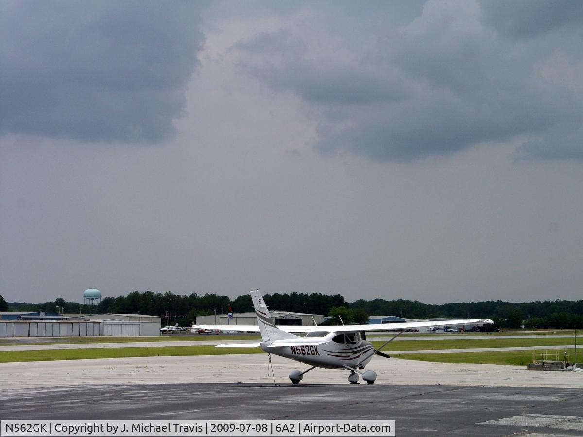N562GK, 2004 Cessna T182T Turbo Skylane C/N T18208318, 2GK on ramp with showers on the way