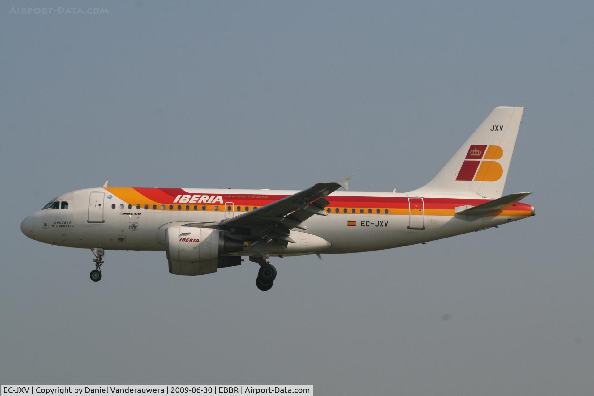 EC-JXV, 2006 Airbus A319-111 C/N 2897, flight IB3216 is descending to rwy 25L
