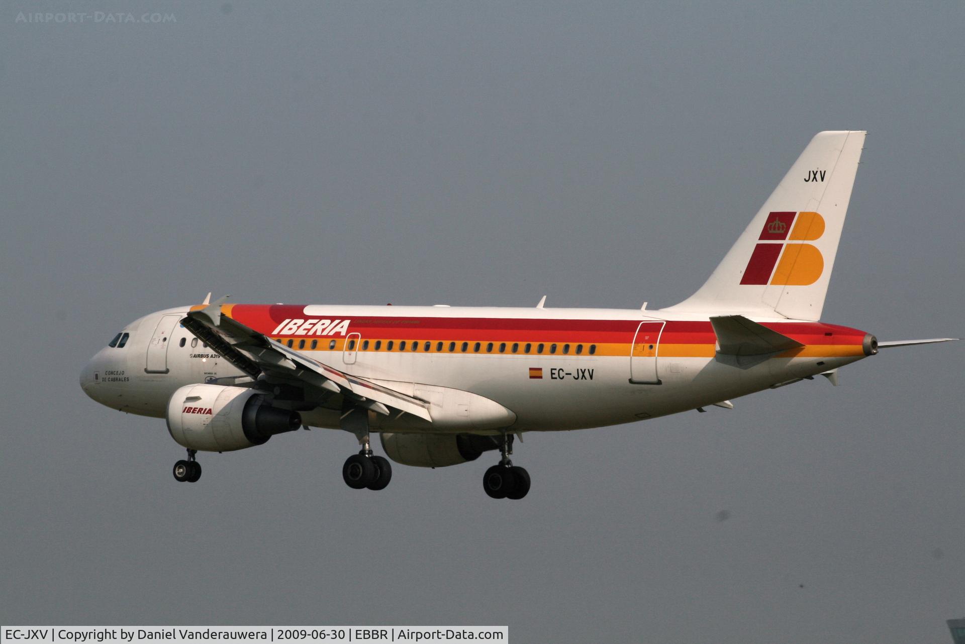 EC-JXV, 2006 Airbus A319-111 C/N 2897, several seconds before landing on rwy 25L