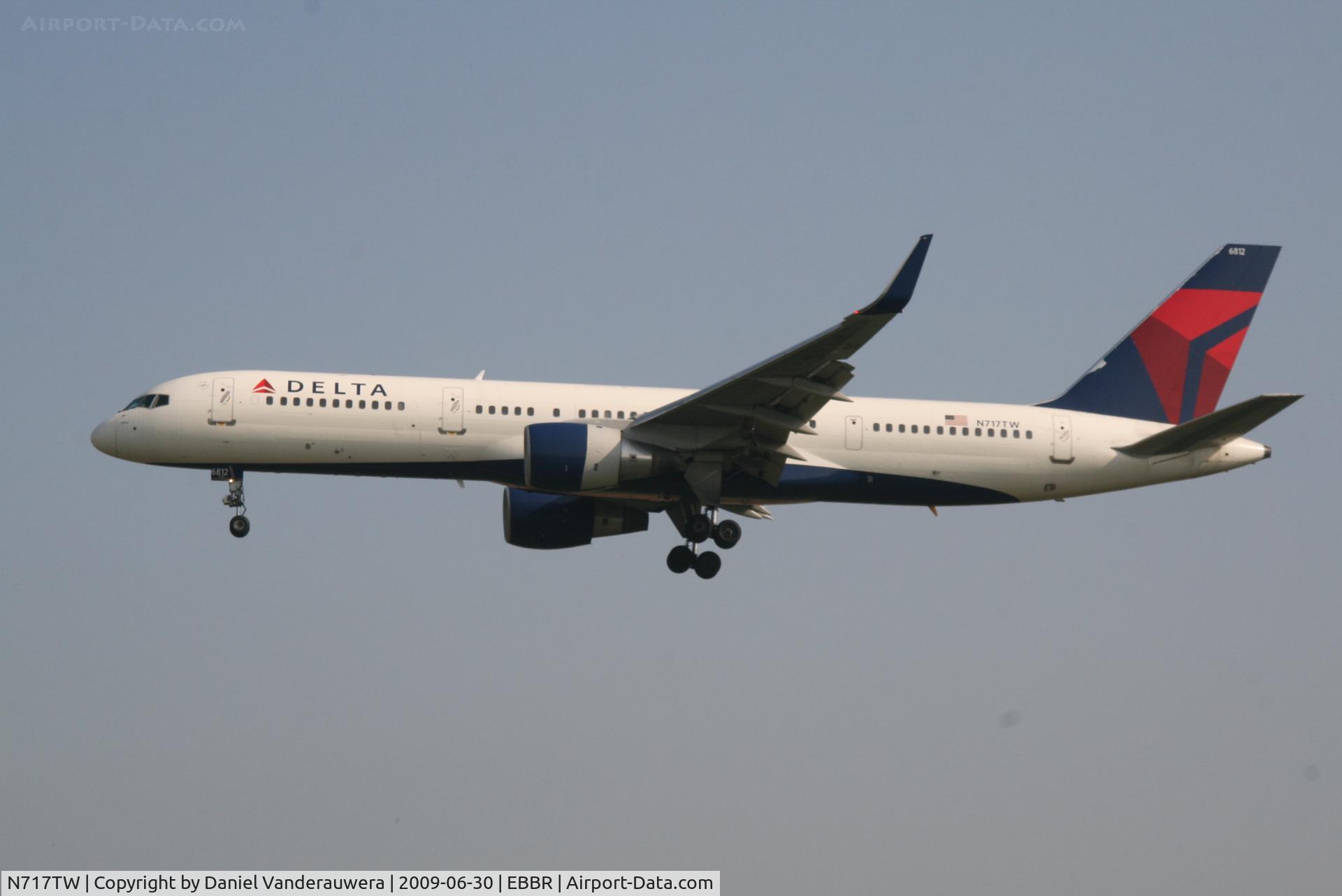 N717TW, 1999 Boeing 757-231 C/N 28485, arrival of flight DL140 to rwy 25L