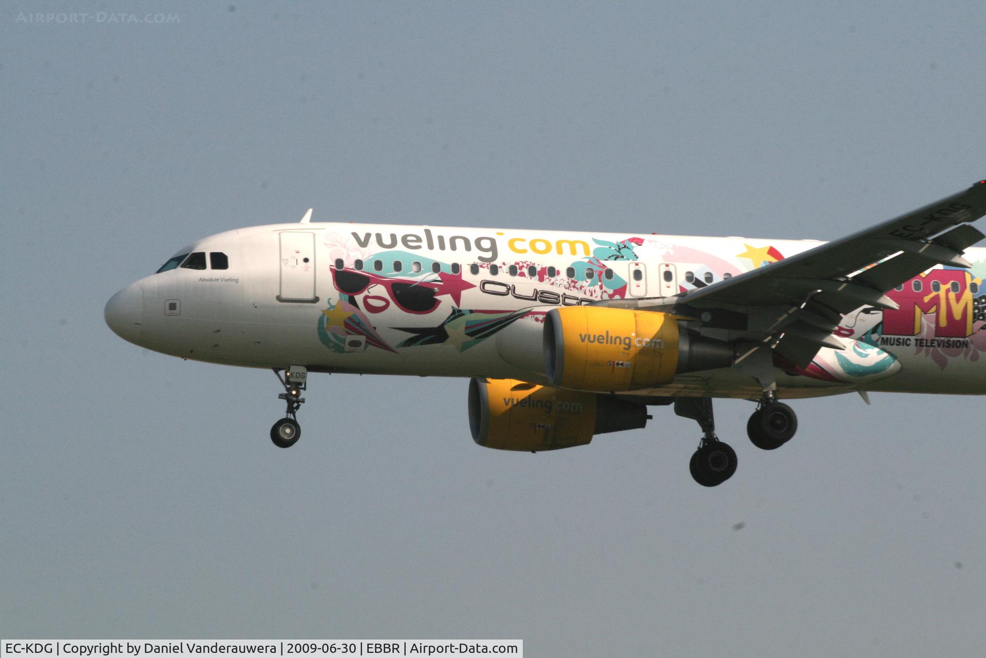 EC-KDG, 2007 Airbus A320-214 C/N 3095, arrival of flight VY5210 to rwy 25L