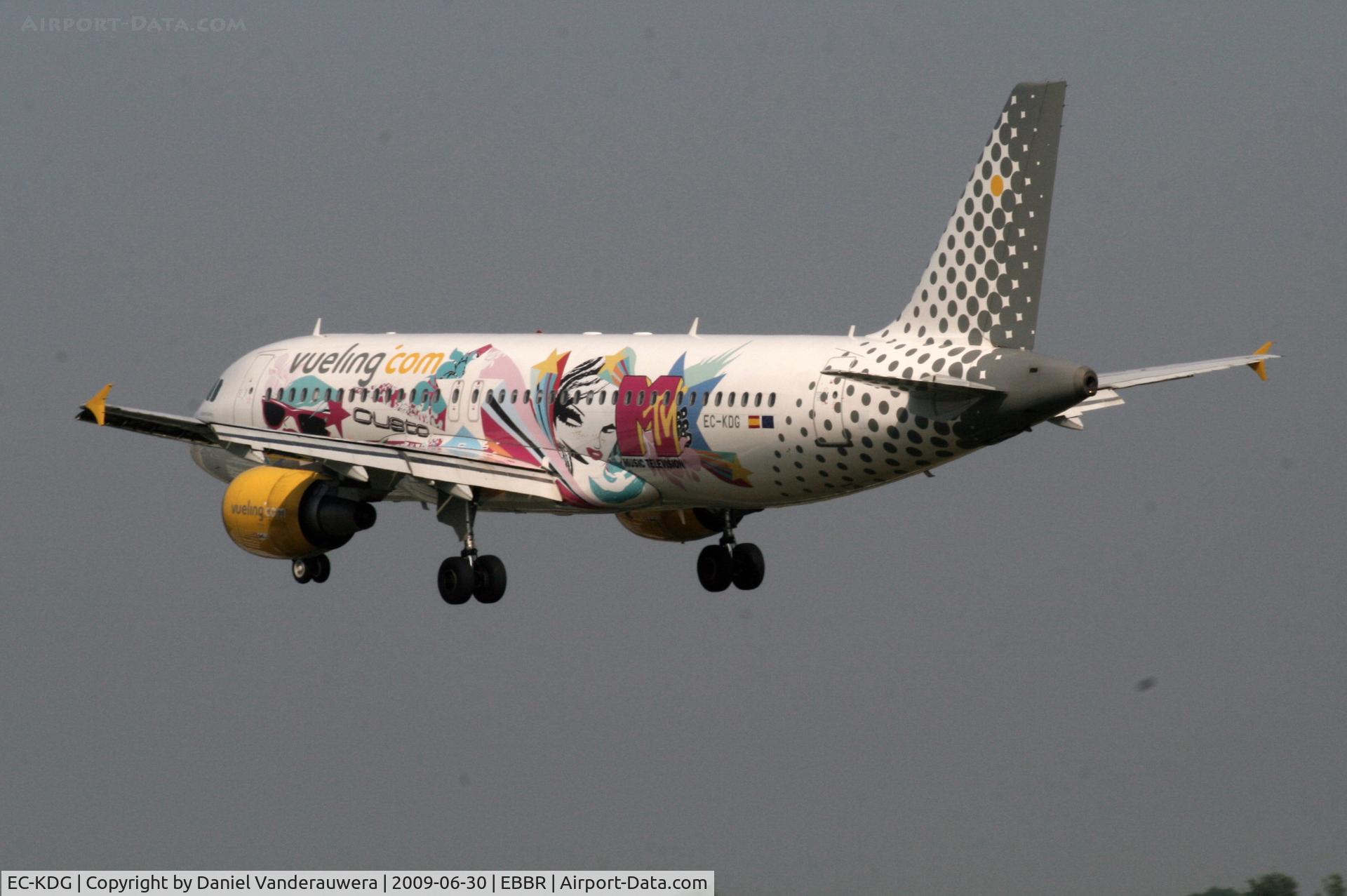 EC-KDG, 2007 Airbus A320-214 C/N 3095, several seconds before landing on rwy 25L