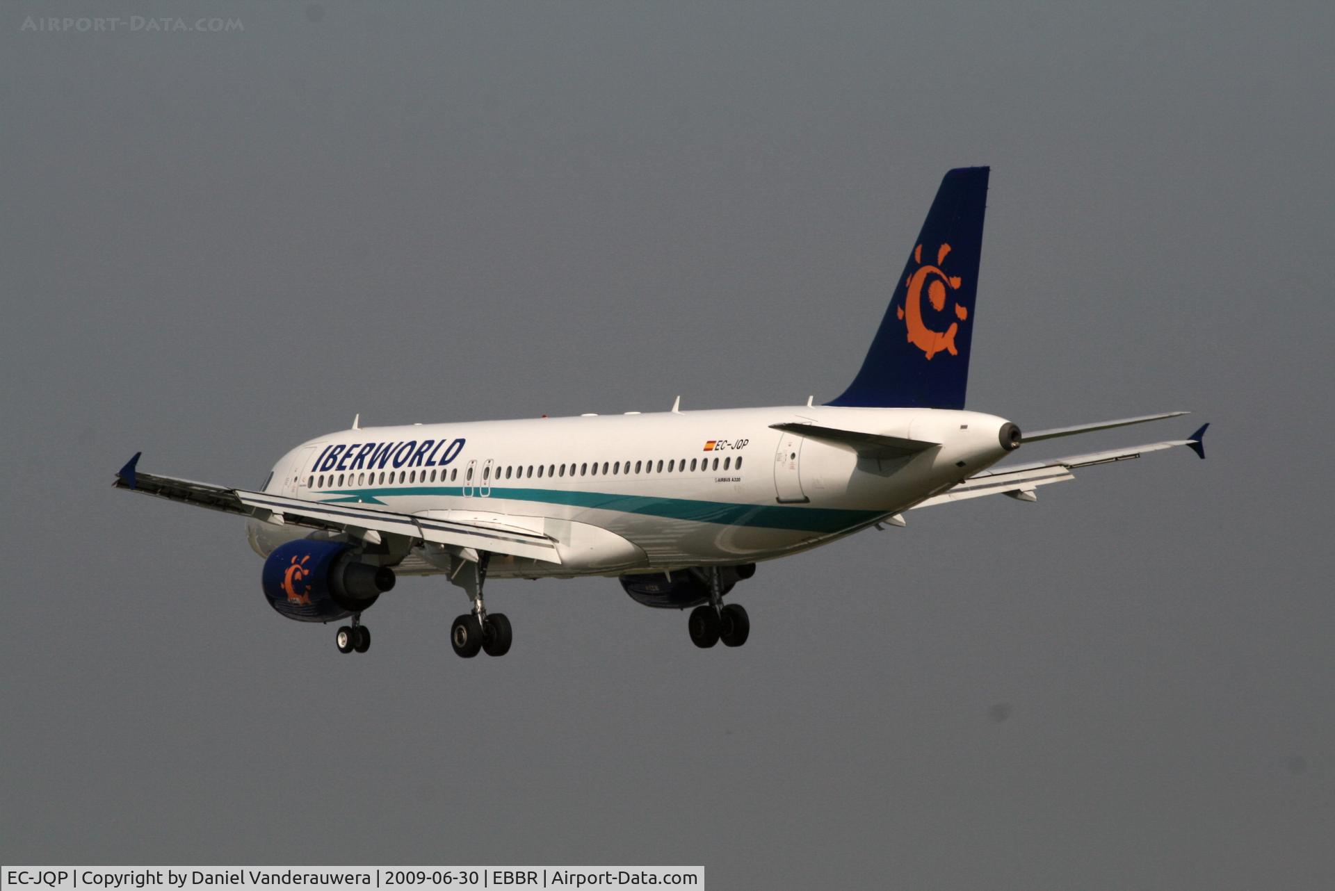 EC-JQP, 2006 Airbus A320-214 C/N 2745, several seconds before landing on rwy 25L