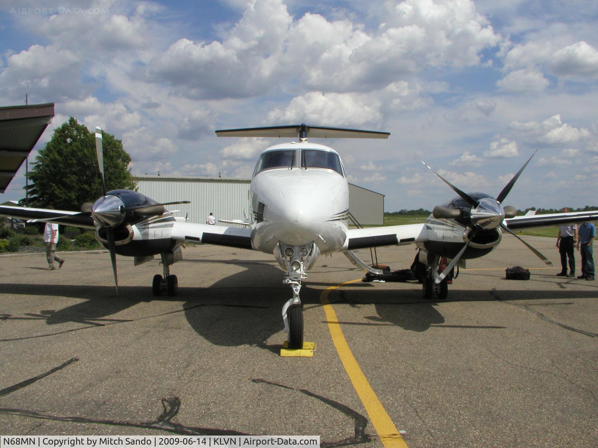 N68MN, 2000 Raytheon B200 King Air C/N BB-1704, Parked on the ramp at Airlake.