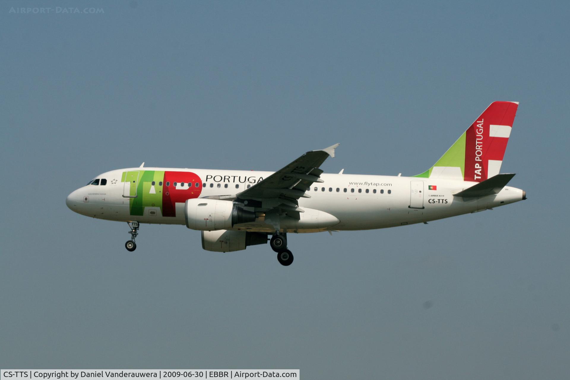 CS-TTS, 2002 Airbus A319-112 C/N 1765, flight TP604 is descending to rwy 25L