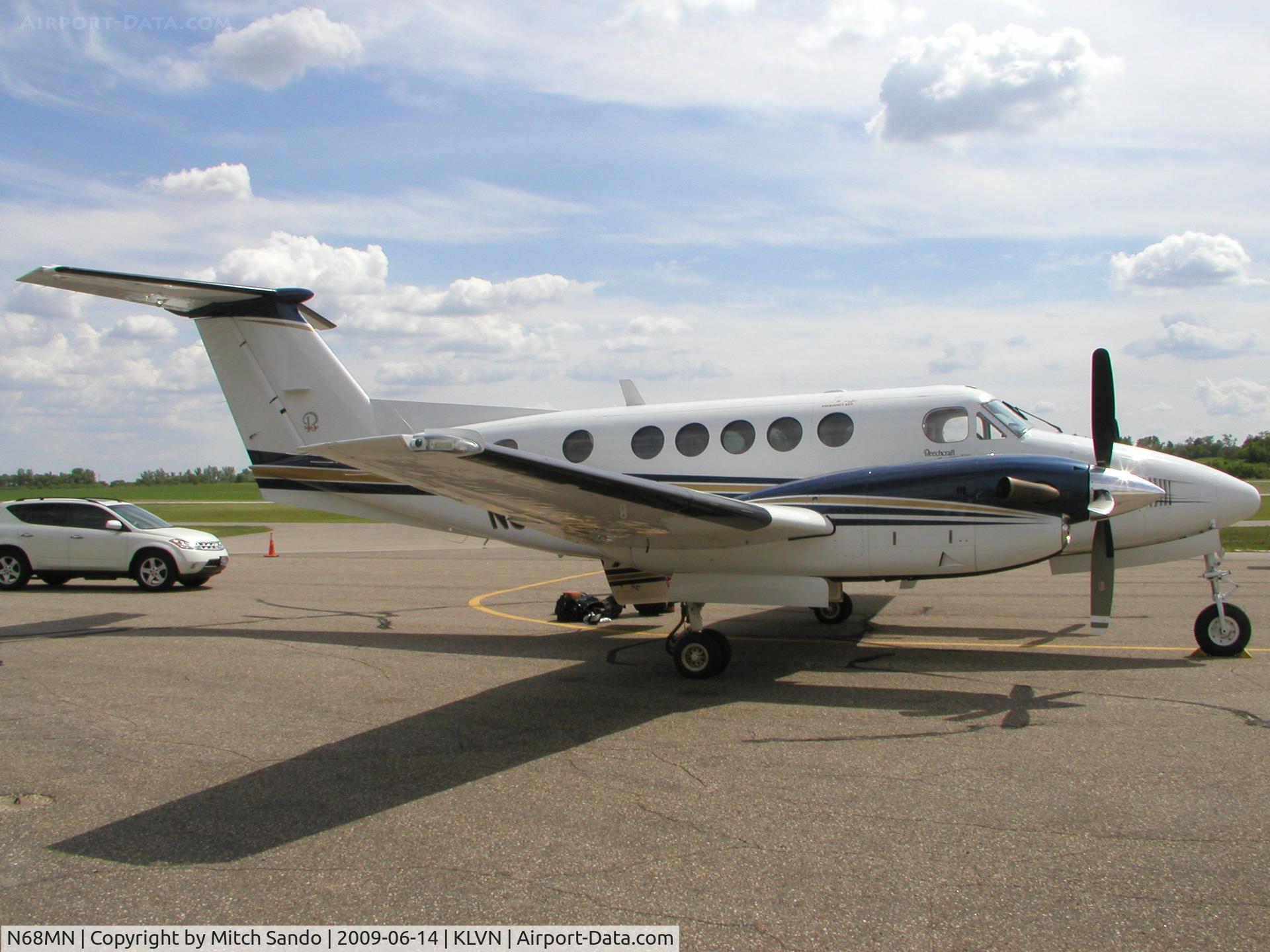 N68MN, 2000 Raytheon B200 King Air C/N BB-1704, Parked on the ramp at Airlake.
