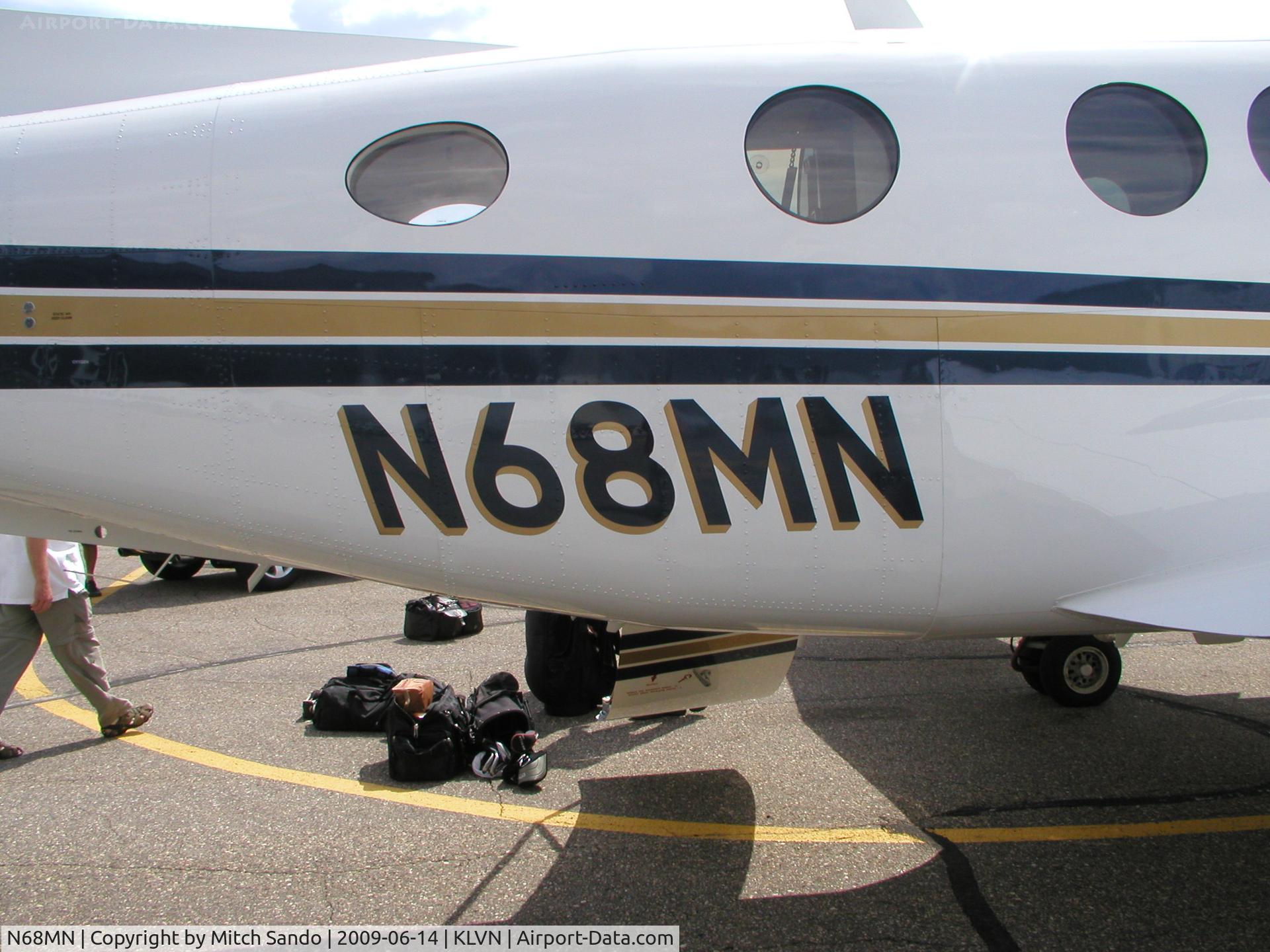 N68MN, 2000 Raytheon B200 King Air C/N BB-1704, Parked on the ramp at Airlake.