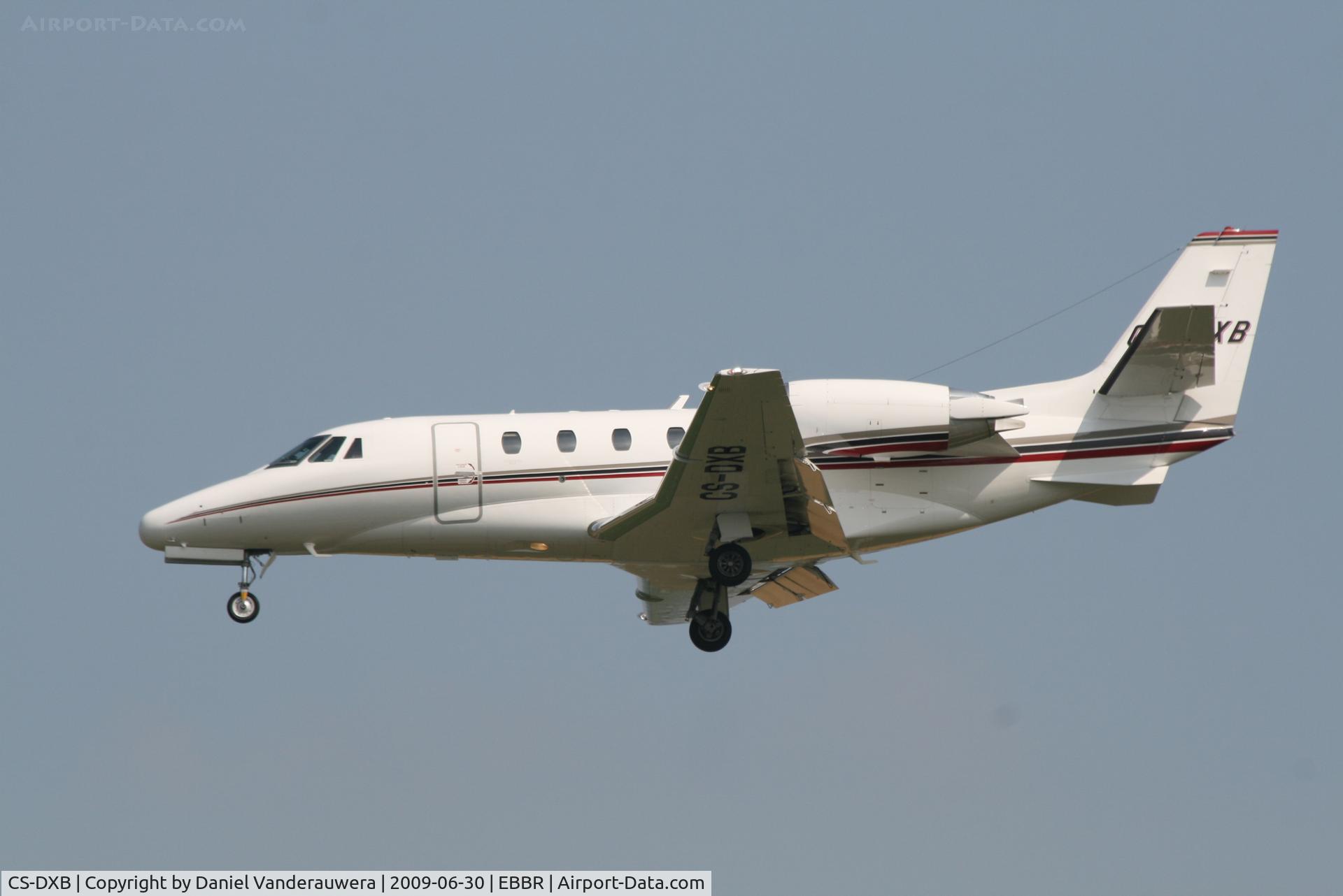 CS-DXB, Cessna 560 XL Citation Excel C/N 560-5553, descending to rwy 25L