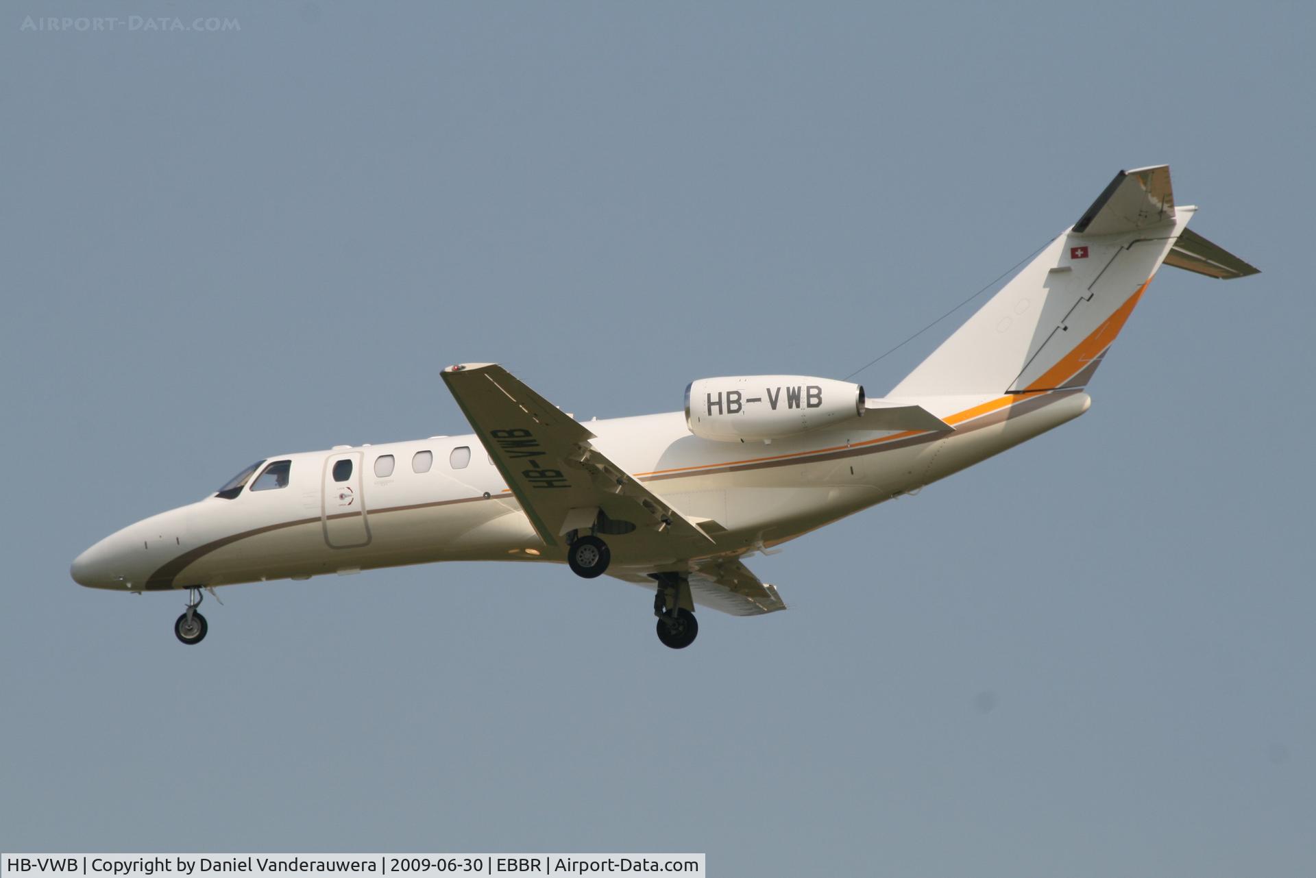 HB-VWB, 2008 Cessna 525B CitationJet CJ3 C/N 525B-0216, descending to rwy 25L