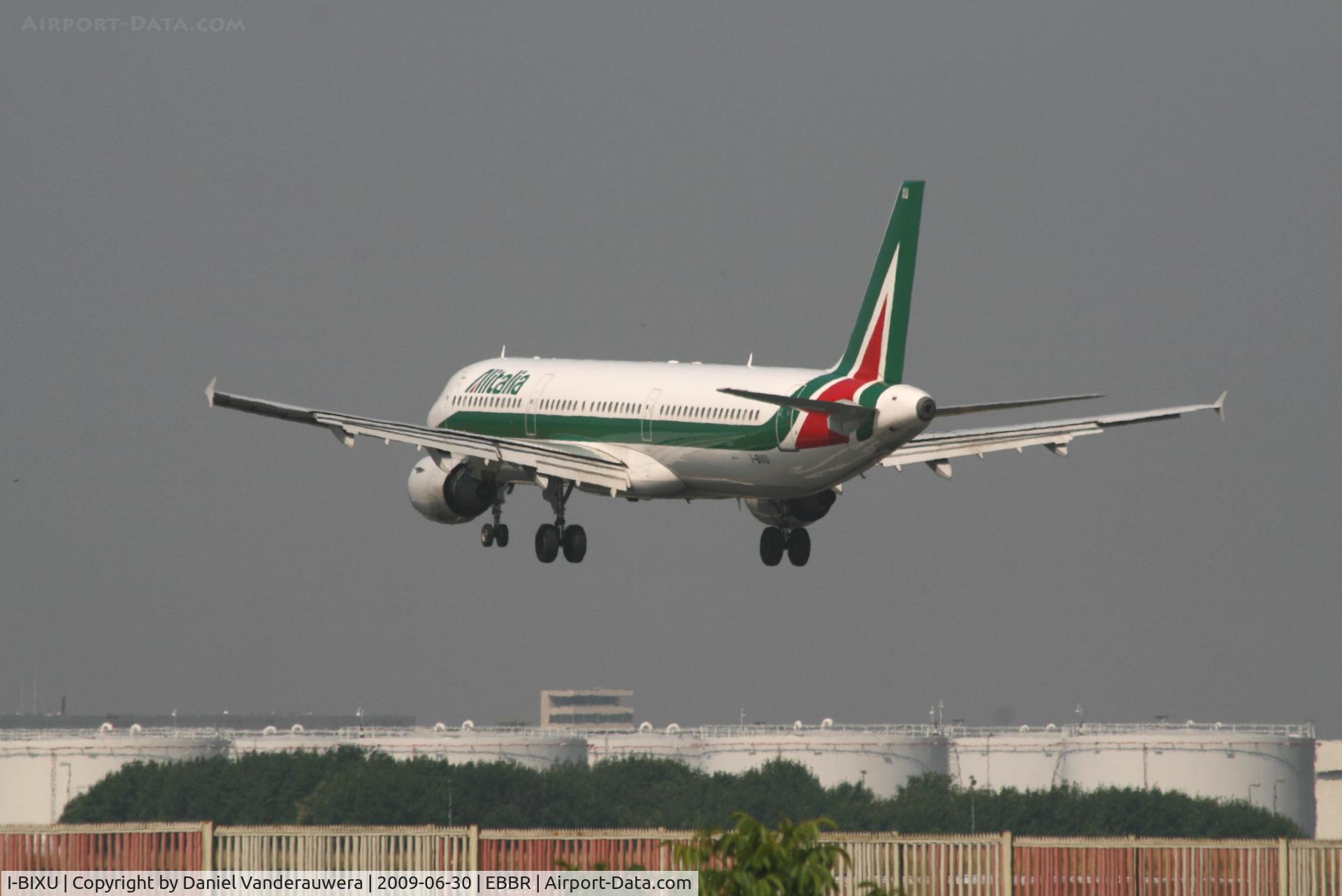 I-BIXU, 1993 Airbus A321-111 C/N 434, several seconds before landing on rwy 25L