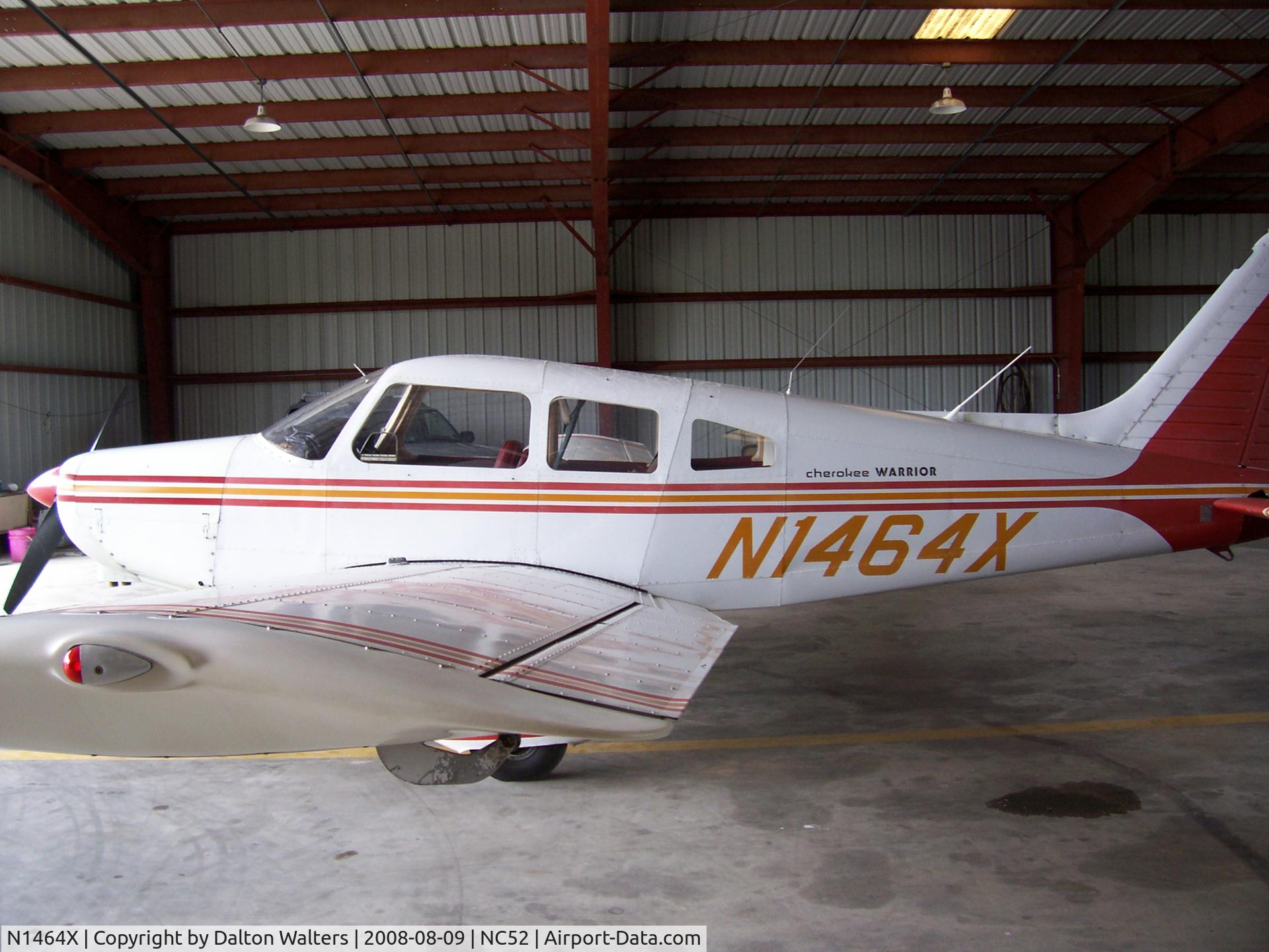 N1464X, 1975 Piper PA-28-151 C/N 28-7515410, In the hangar at Silver Creek