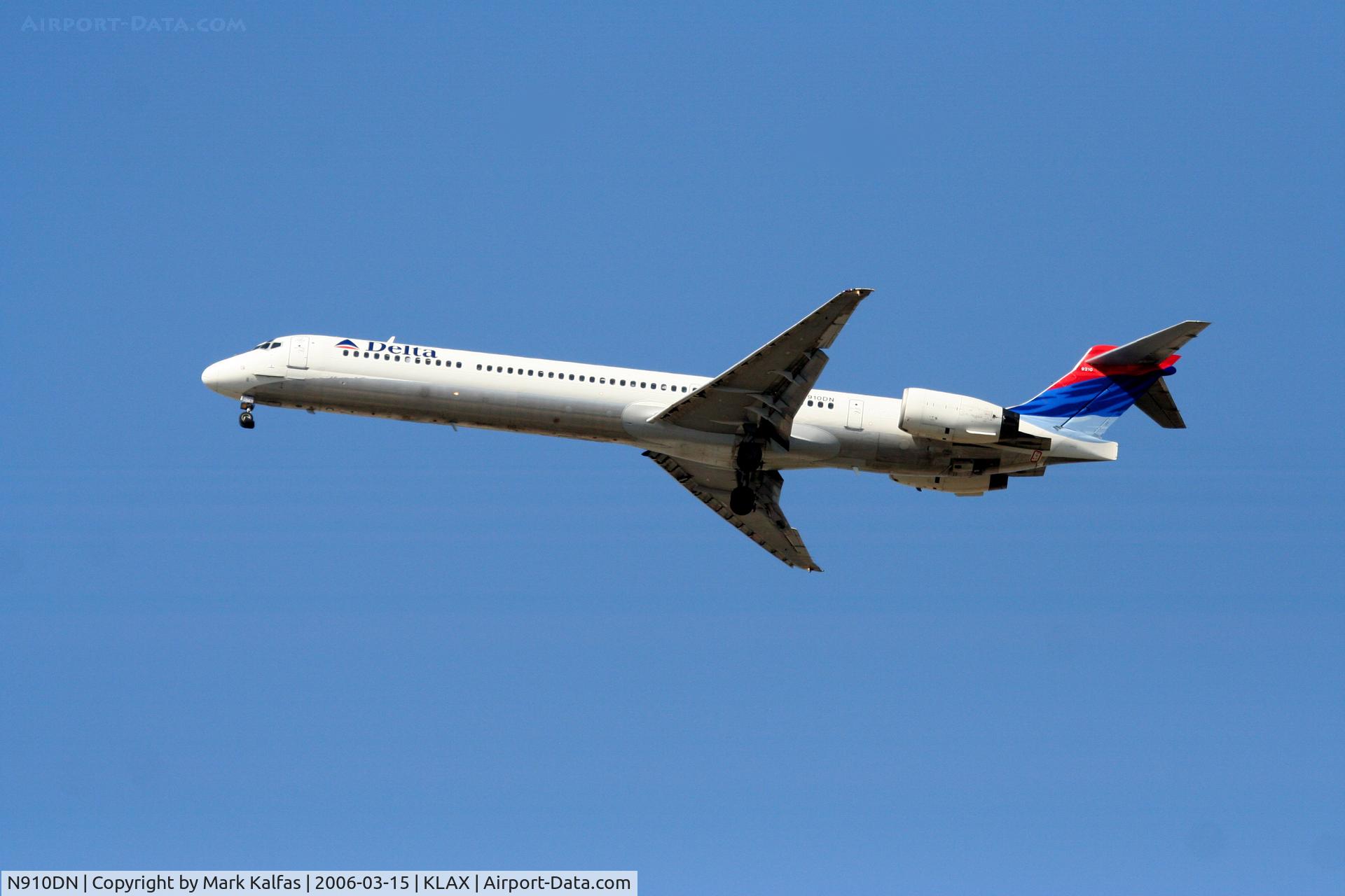 N910DN, 1995 McDonnell Douglas MD-90-30 C/N 53390, Delta Airlines, MD-90-30, N910DN on the missed, 25L KLAX