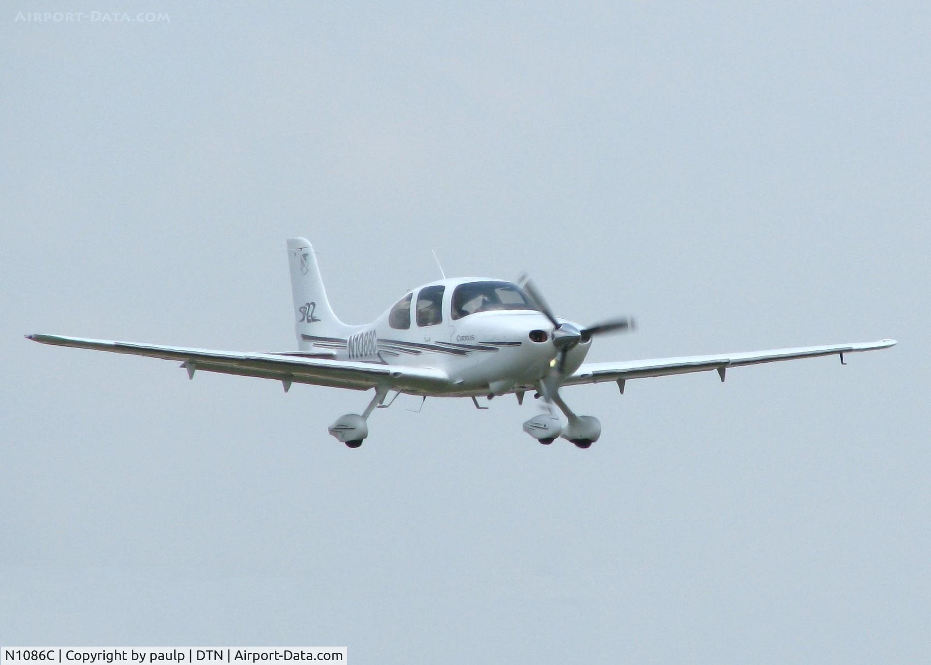N1086C, 2003 Cirrus SR22 C/N 0462, Landing on 14 at the Shreveport Downtown airport.