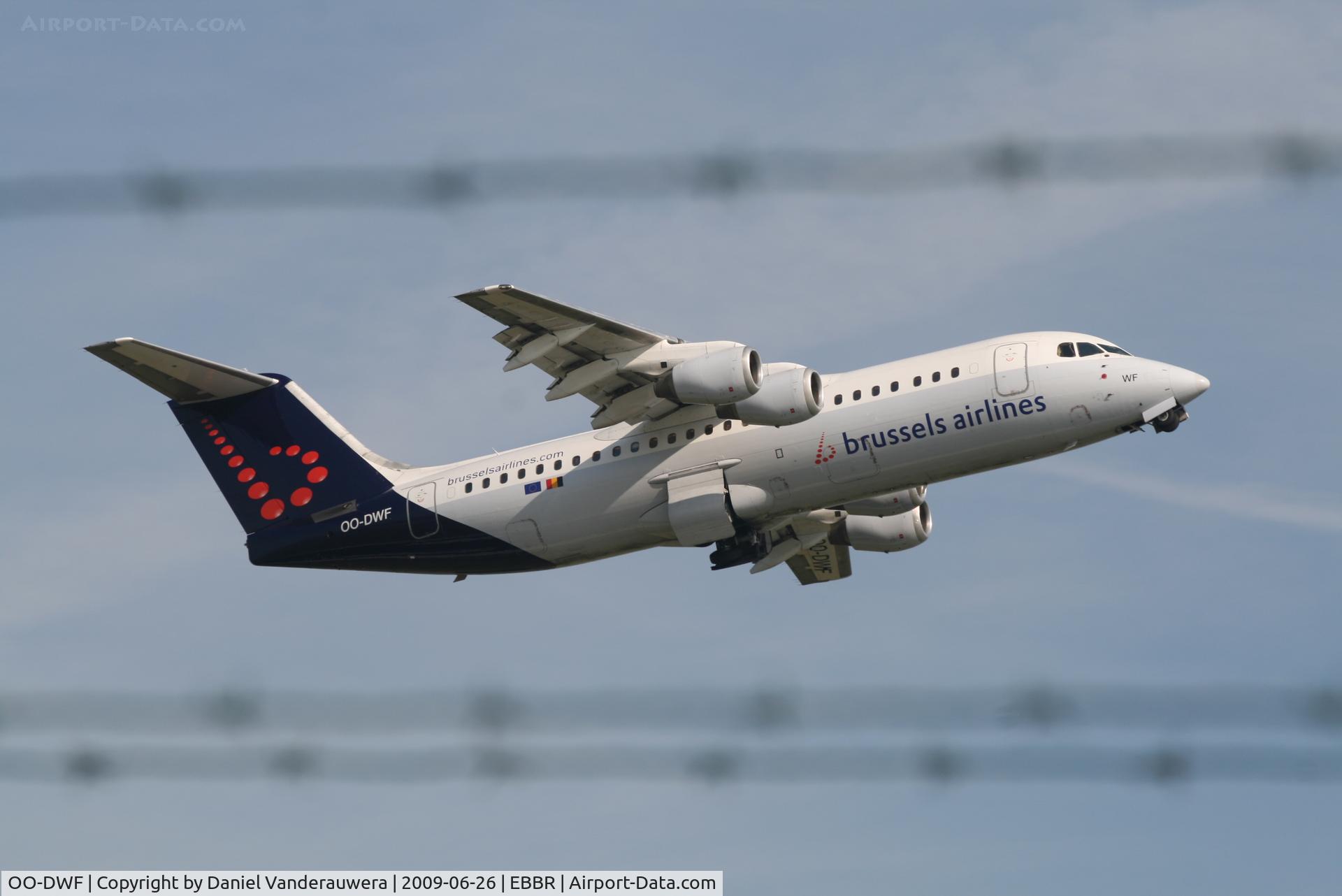 OO-DWF, 1998 British Aerospace Avro 146-RJ100 C/N E3332, Flight SN3721 is taking off from rwy 07R