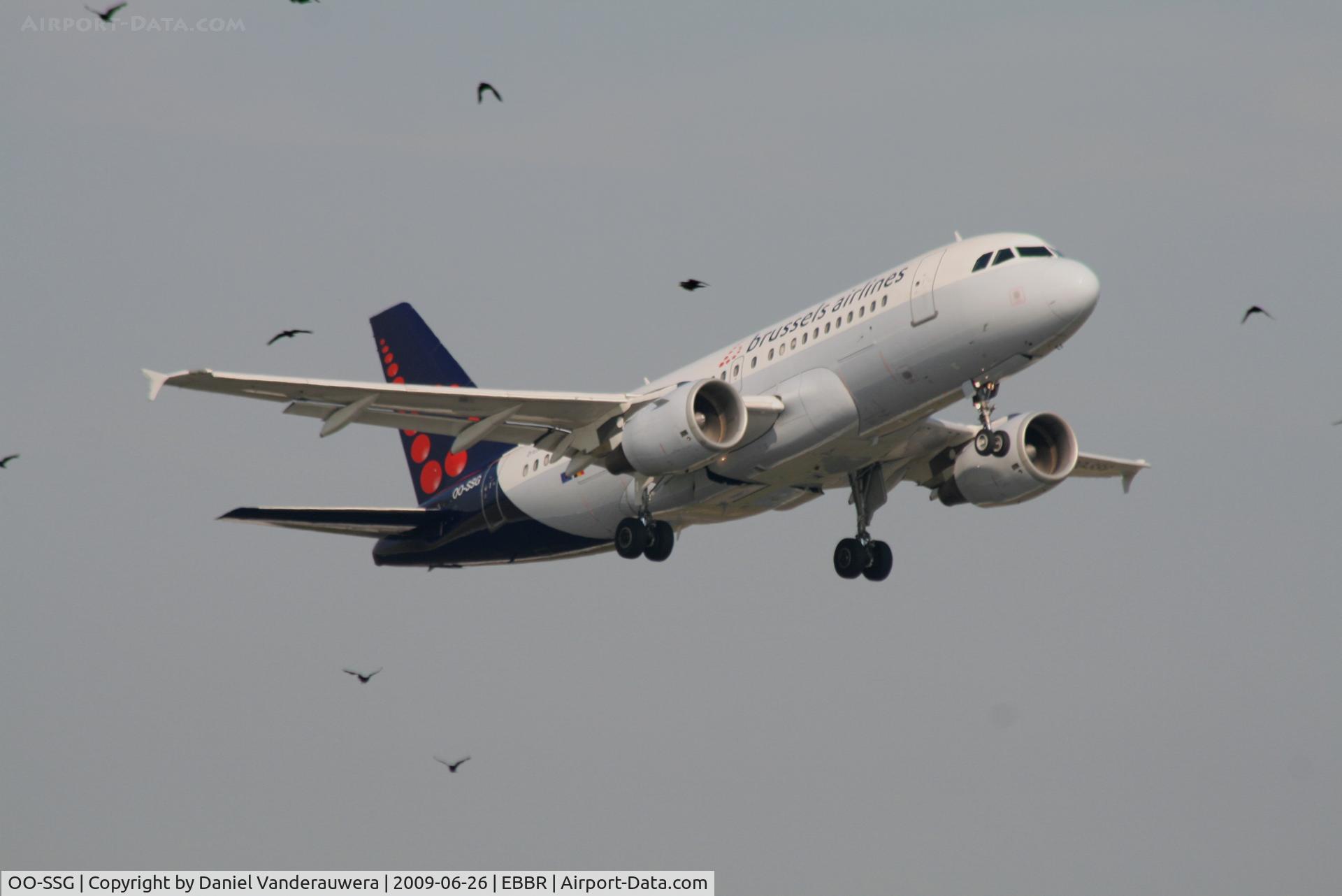 OO-SSG, 2000 Airbus A319-112 C/N 1160, Flight SN3155 is taking off from rwy 07R