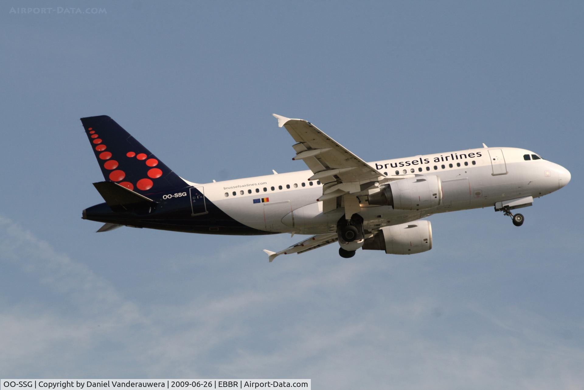 OO-SSG, 2000 Airbus A319-112 C/N 1160, Flight SN3155 is taking off from rwy 07R