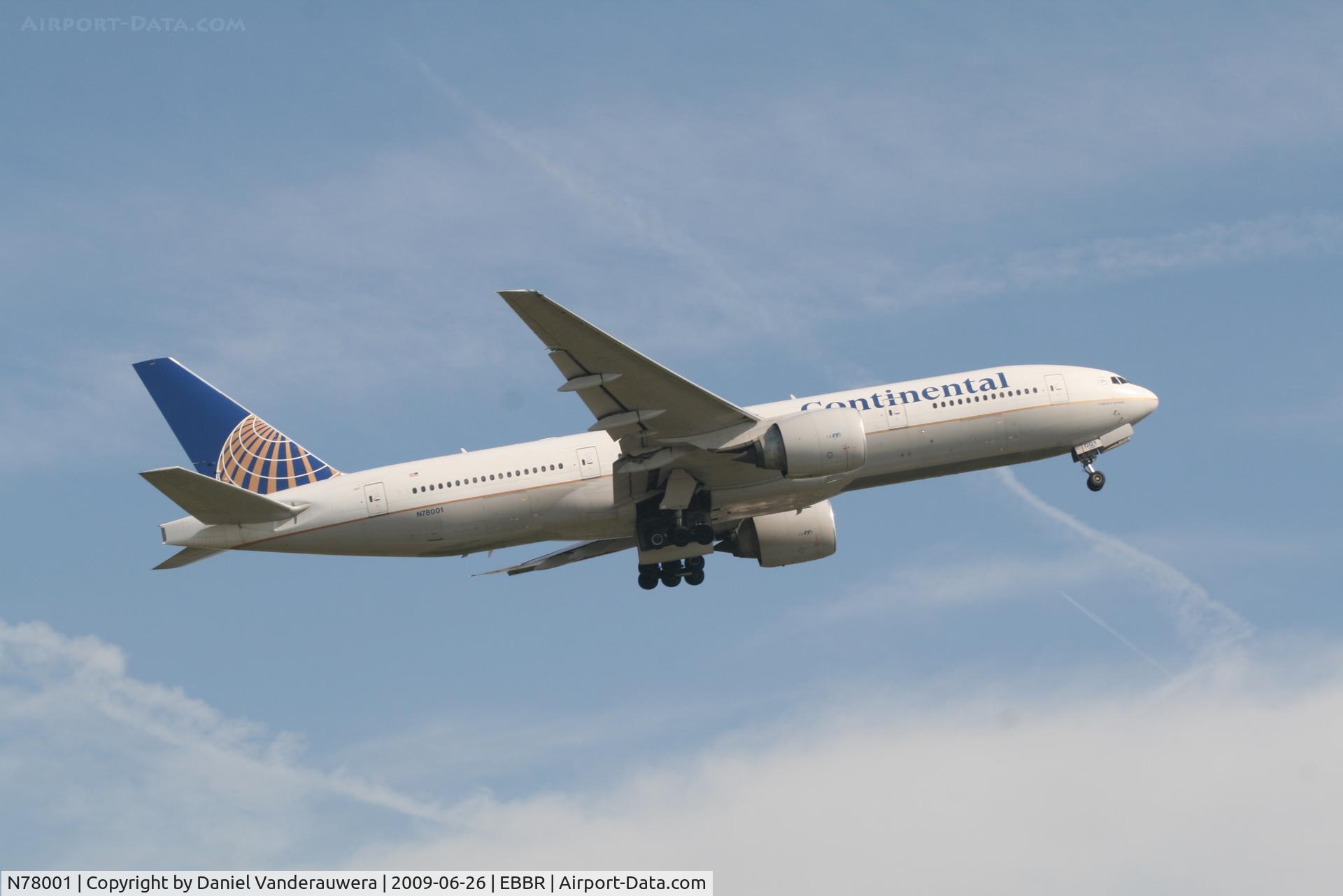 N78001, 1998 Boeing 777-224 C/N 27577, Flight CO061 is taking off from rwy 07R
