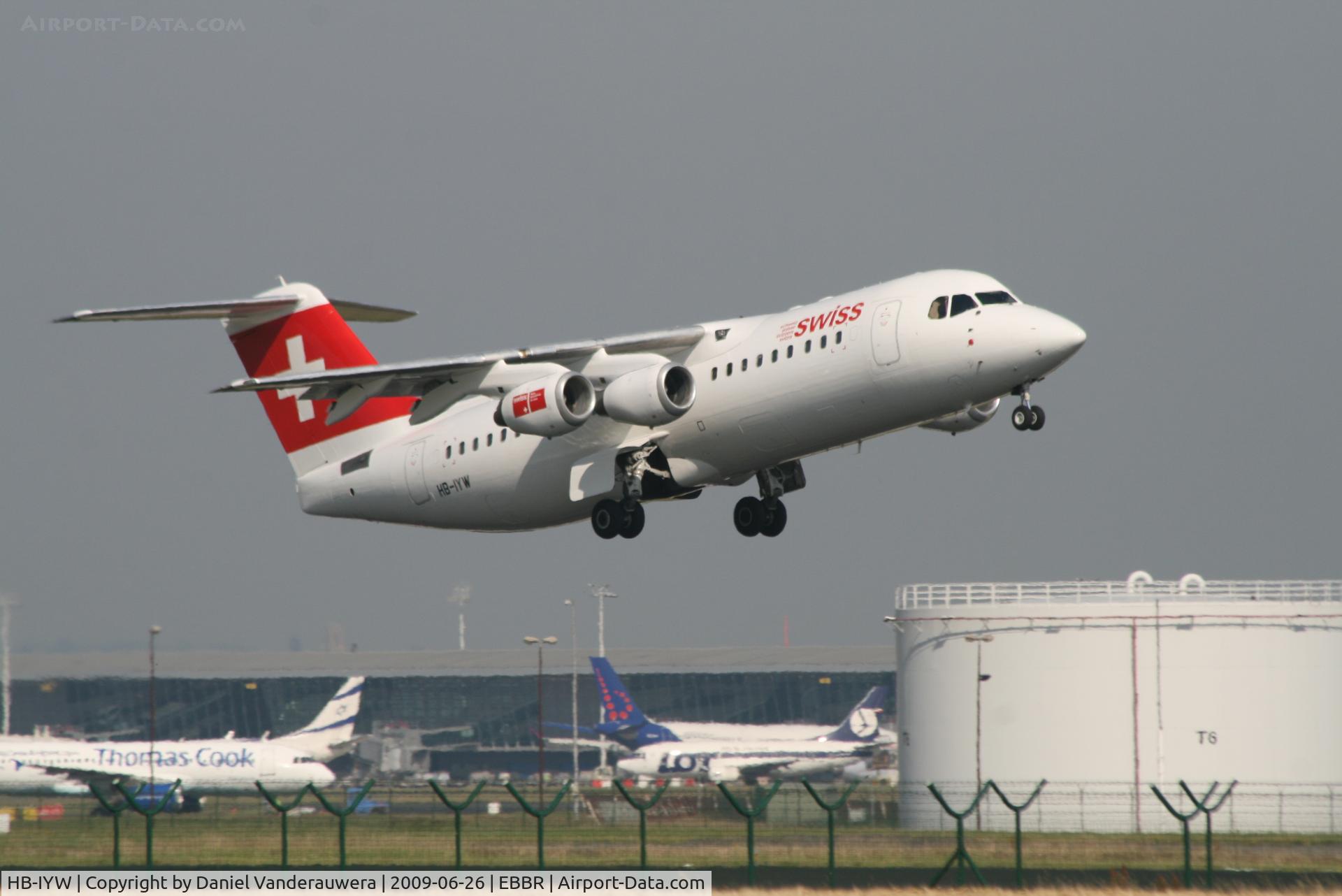 HB-IYW, 1999 British Aerospace Avro 146-RJ100 C/N E3359, Flight LX787 is taking off from rwy 07R