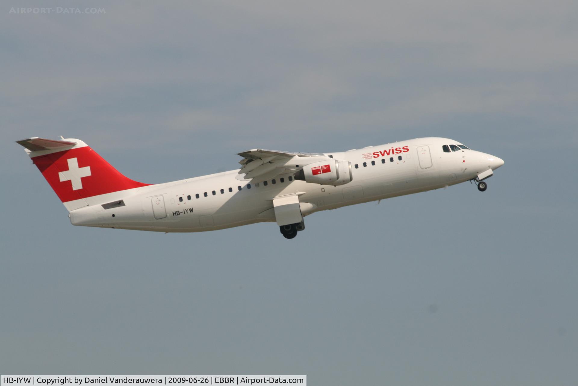 HB-IYW, 1999 British Aerospace Avro 146-RJ100 C/N E3359, Flight LX787 is taking off from rwy 07R