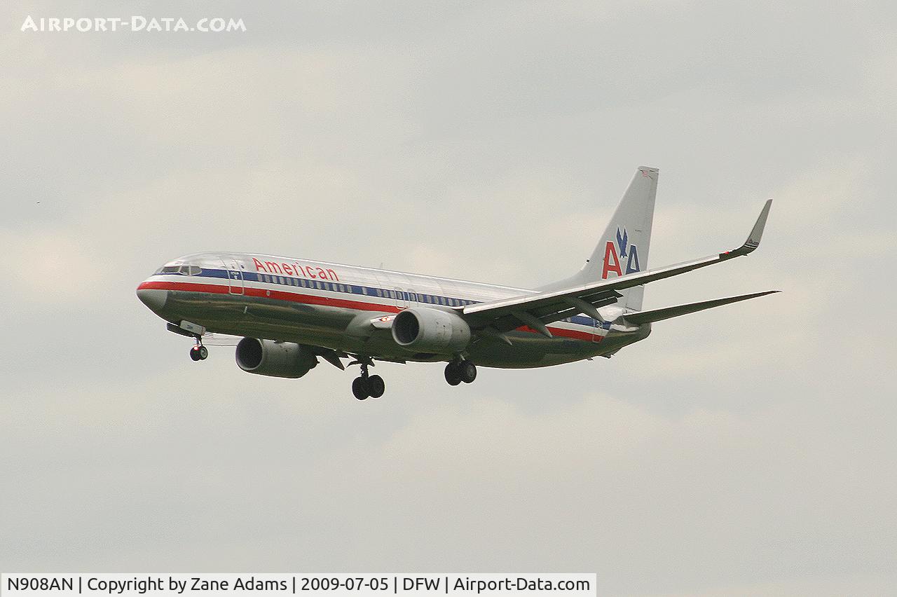 N908AN, 1999 Boeing 737-823 C/N 29510, American Airlines landing at DFW