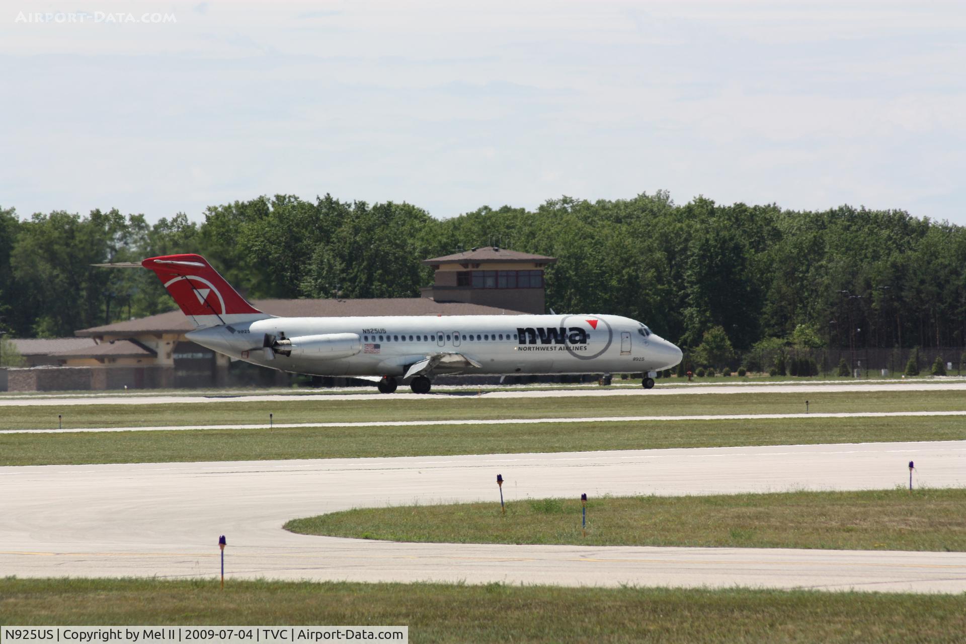 N925US, 1970 Douglas DC-9-32 C/N 47472, NWA407 - KDTW-KTVC - Landing RWY 28