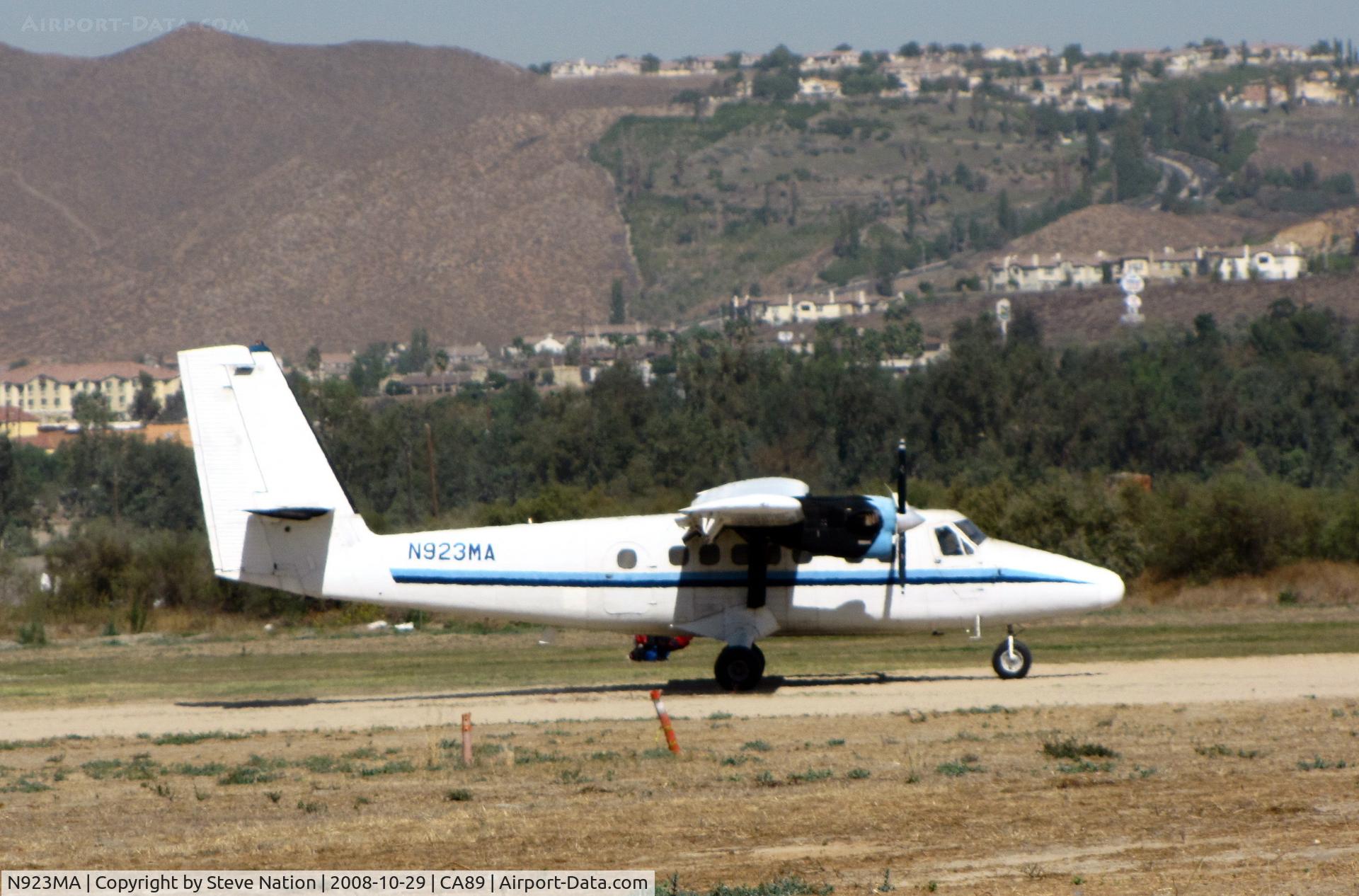 N923MA, 1968 De Havilland Canada DHC-6-200 Twin Otter C/N 168, 1968 de Havilland DHC-6-200 TWIN OTTER taxiing in @ Skylark Airport (sod strip), Lake Elsinore, CA