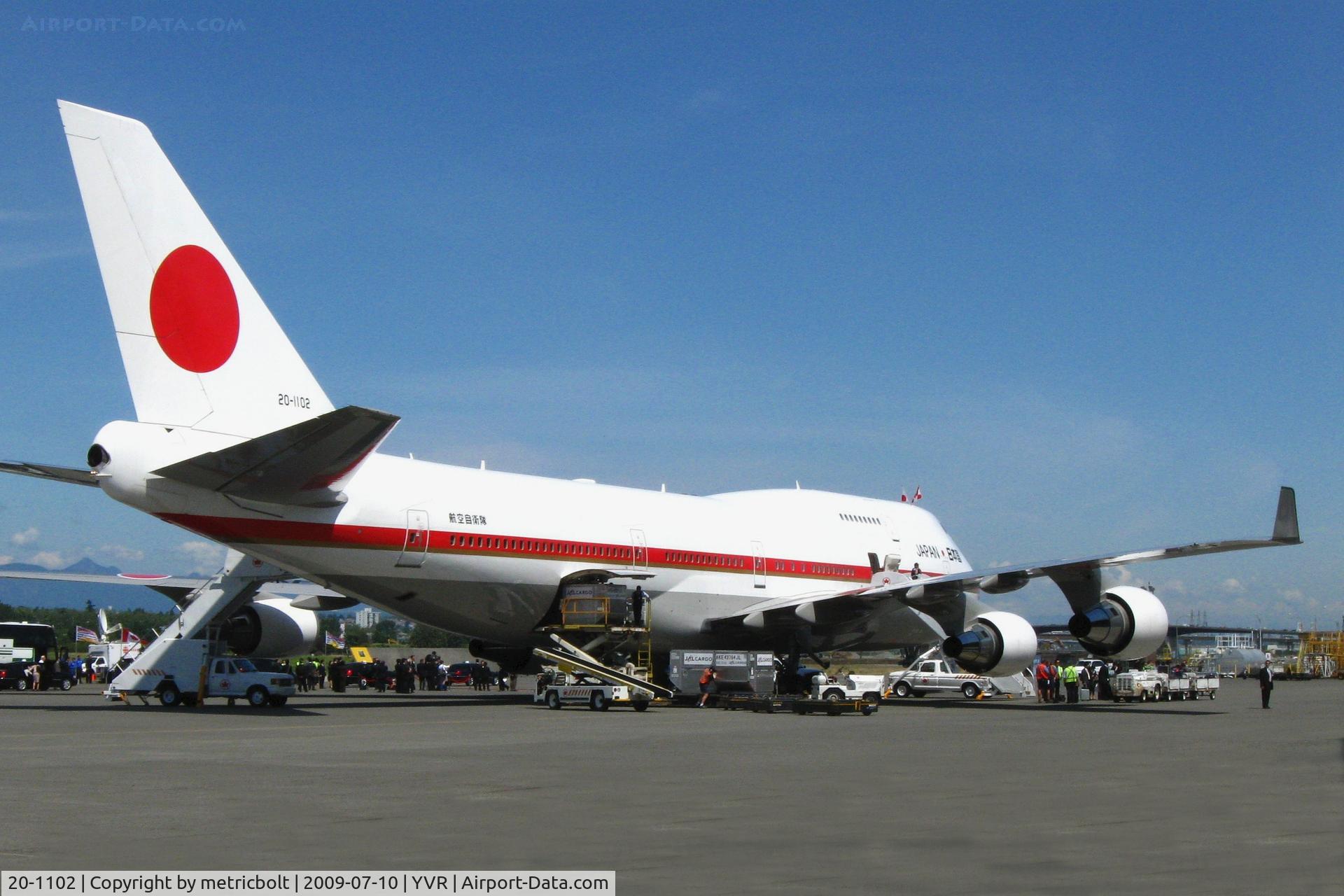 20-1102, 1991 Boeing 747-47C C/N 24731/0839, Unloading after arrival of Emperor of Japan in Vancouver.