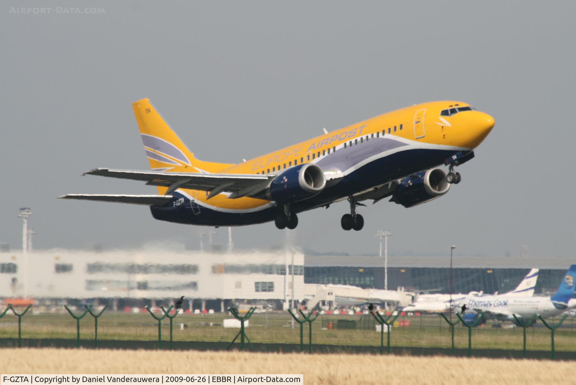 F-GZTA, 1998 Boeing 737-33V(QC) C/N 29333/3084, Flight SN3631 is taking off from rwy 07R