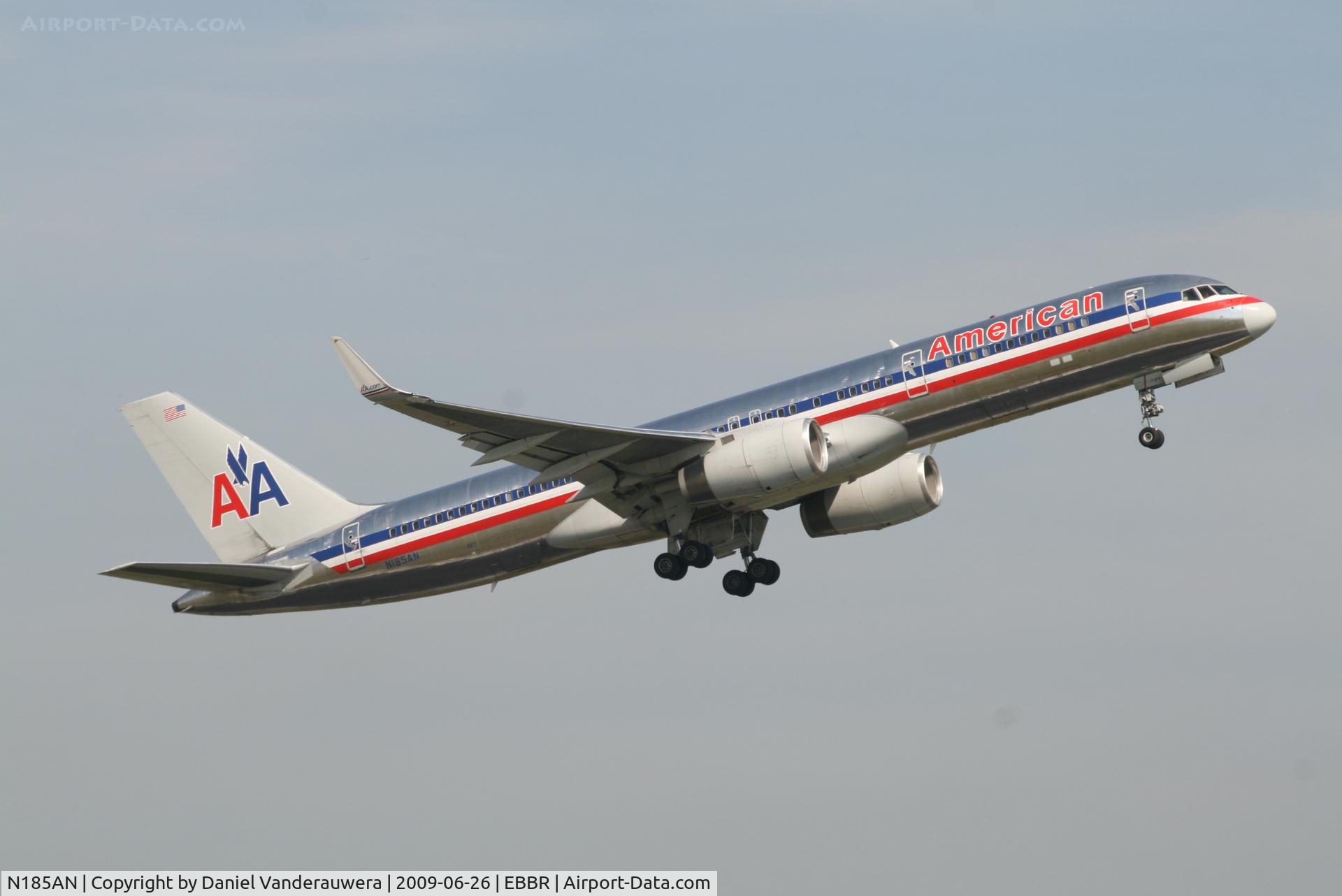 N185AN, 2001 Boeing 757-223 C/N 32379, Flight AA171 is taking off from rwy 07R
