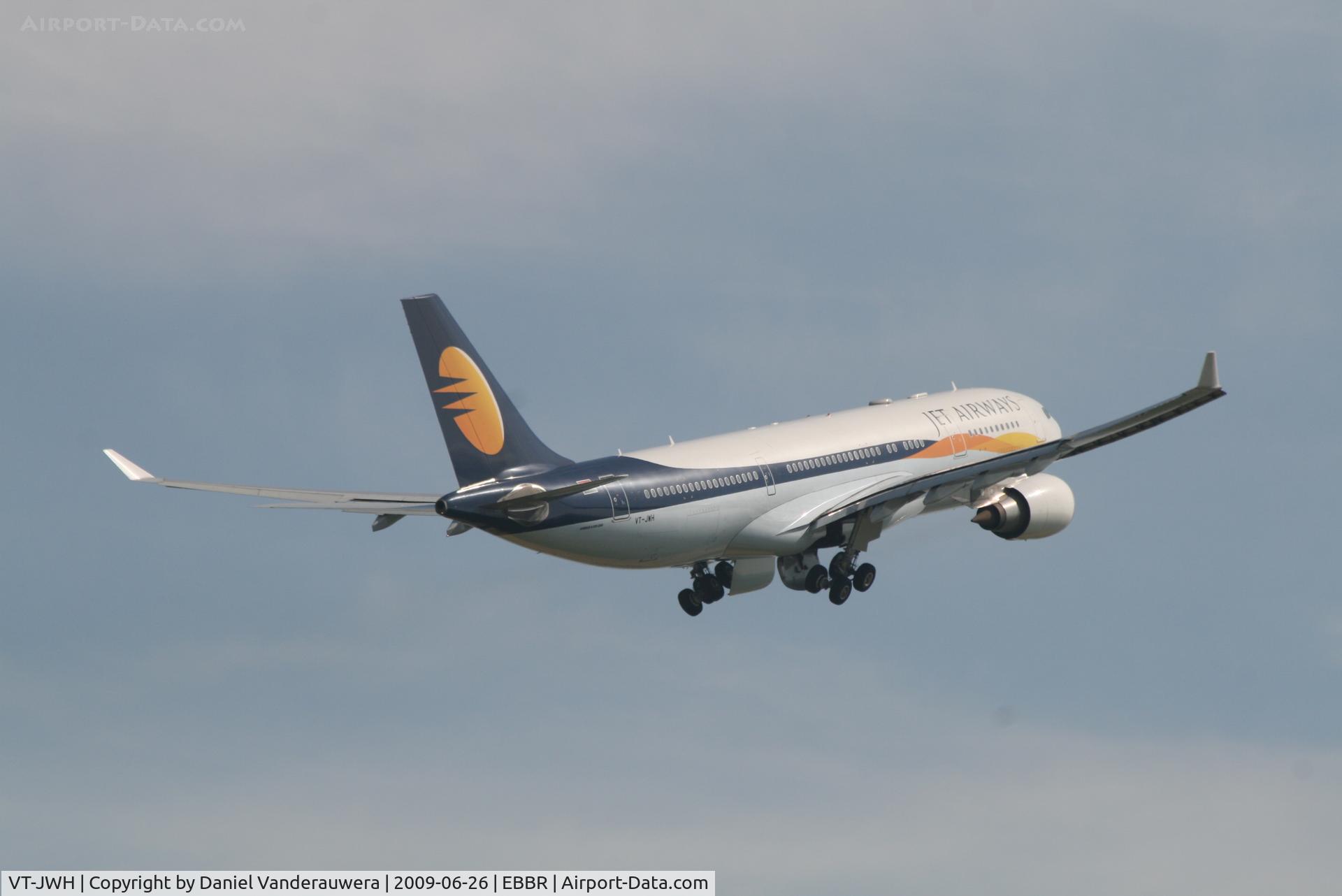 VT-JWH, 2007 Airbus A330-203 C/N 882, Flight 9W227 is taking off from rwy 07R and flying back to Mumbai