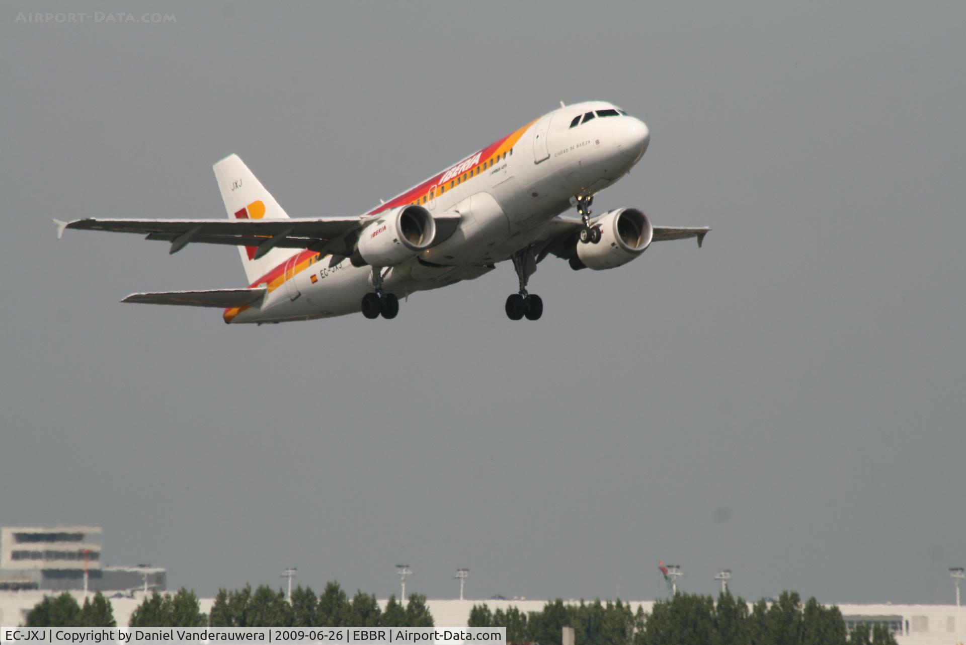EC-JXJ, 2006 Airbus A319-111 C/N 2889, Flight IB3217 is taking off from rwy 07R