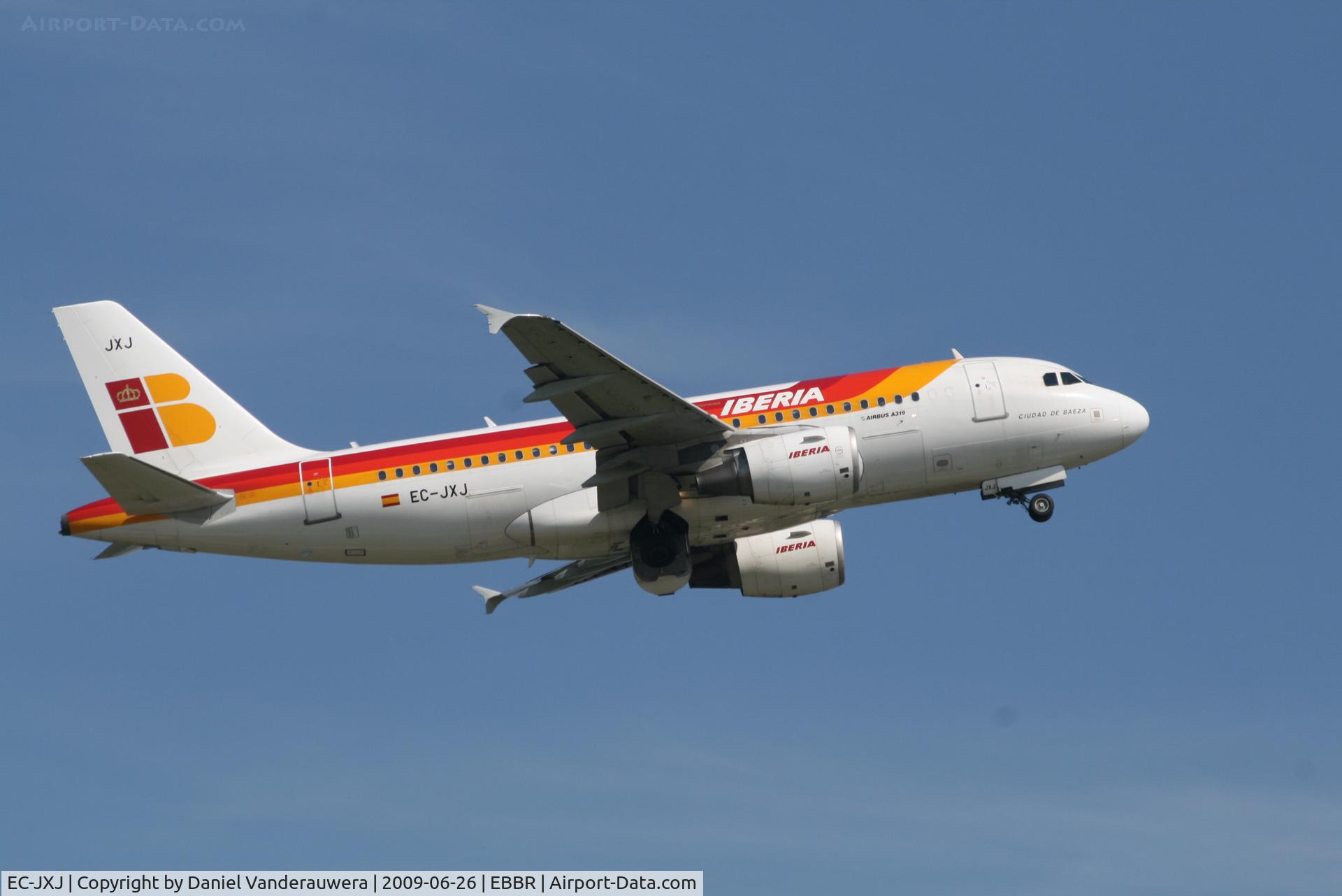 EC-JXJ, 2006 Airbus A319-111 C/N 2889, Flight IB3217 is taking off from rwy 07R