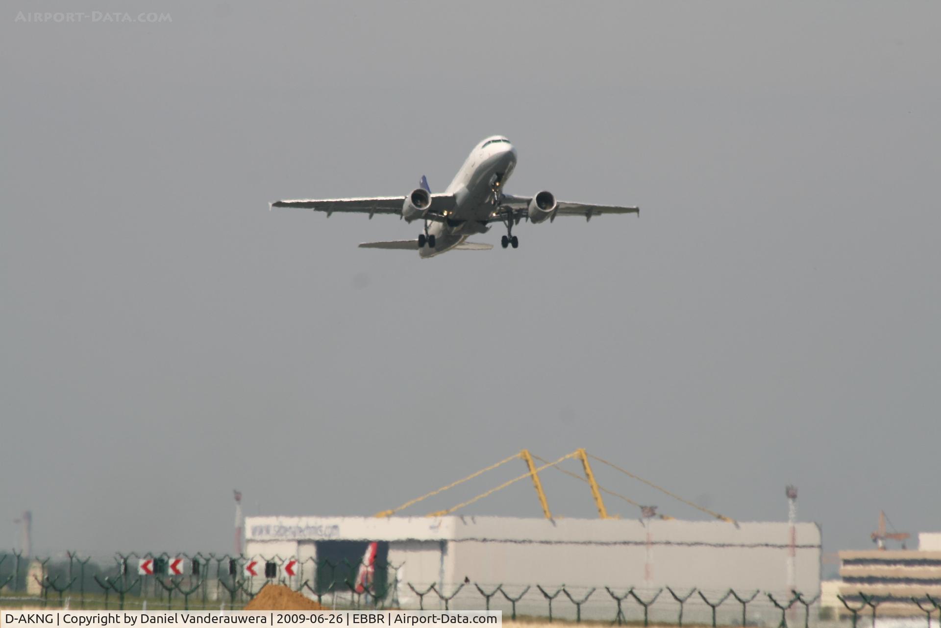 D-AKNG, 1997 Airbus A319-112 C/N 654, Flight LH1813 is taking off from rwy 07R