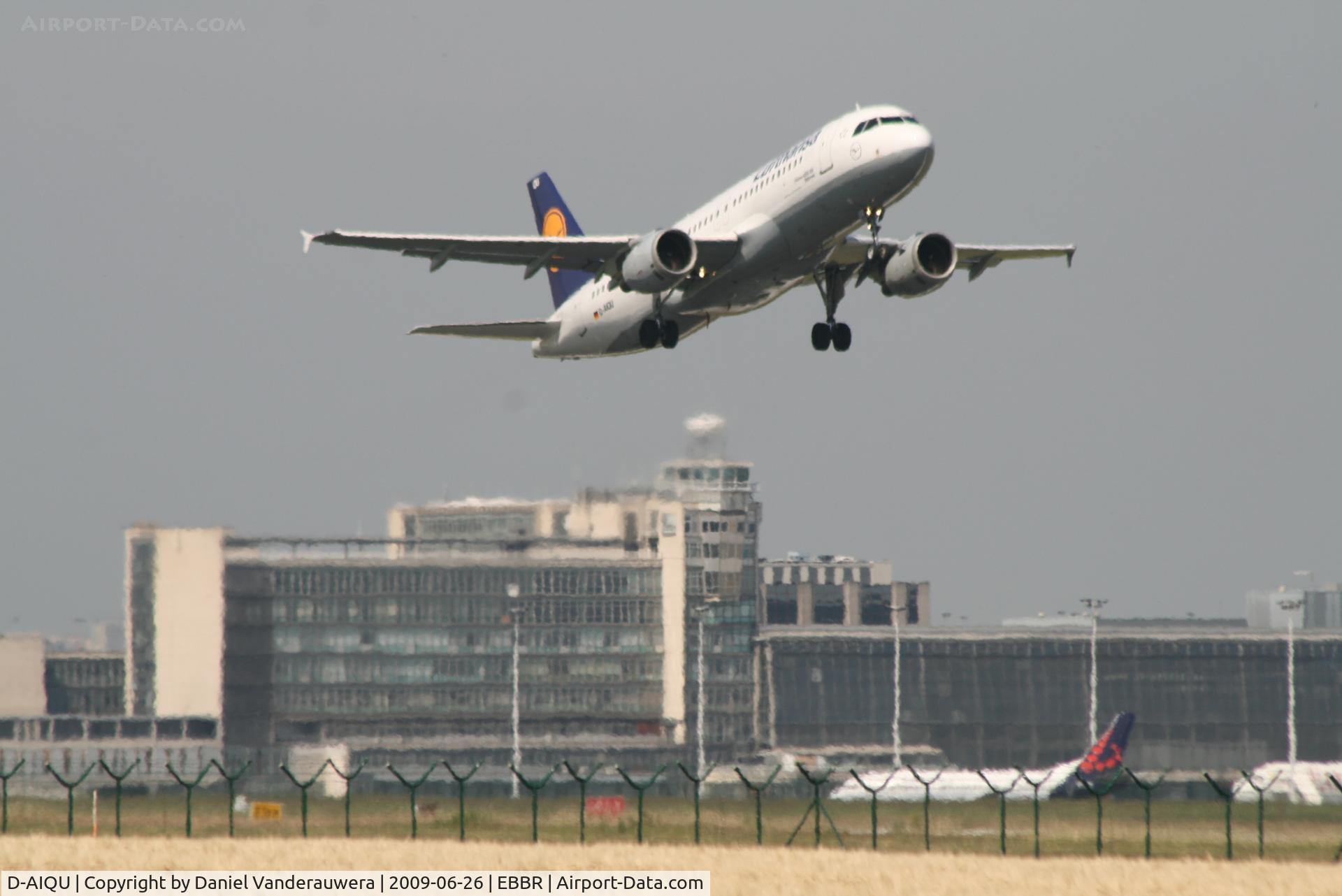D-AIQU, 2000 Airbus A320-211 C/N 1365, Flight LH4573 is taking off from rwy 07R