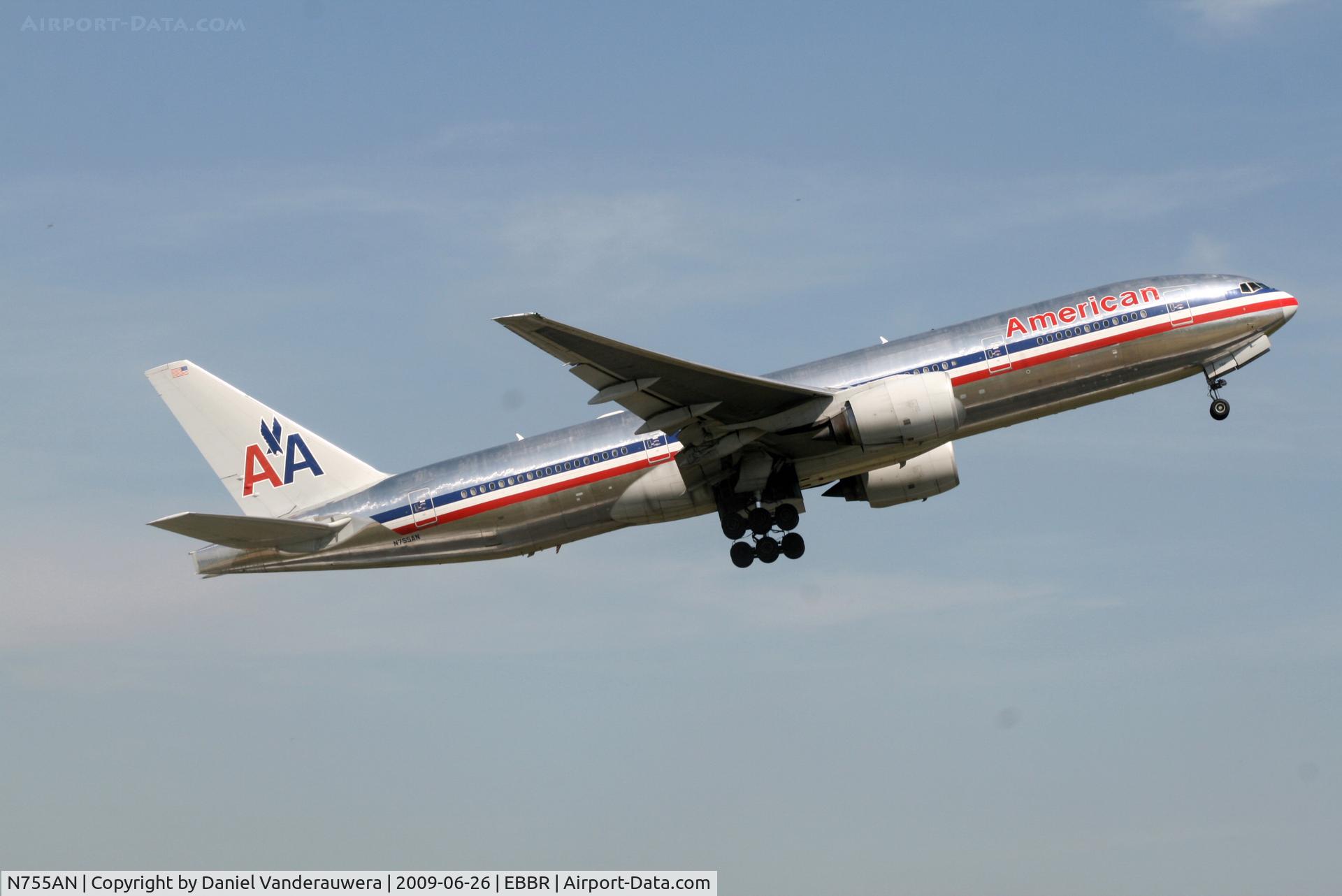 N755AN, 2001 Boeing 777-223 C/N 30263, Flight AA089 is taking off from rwy 07R