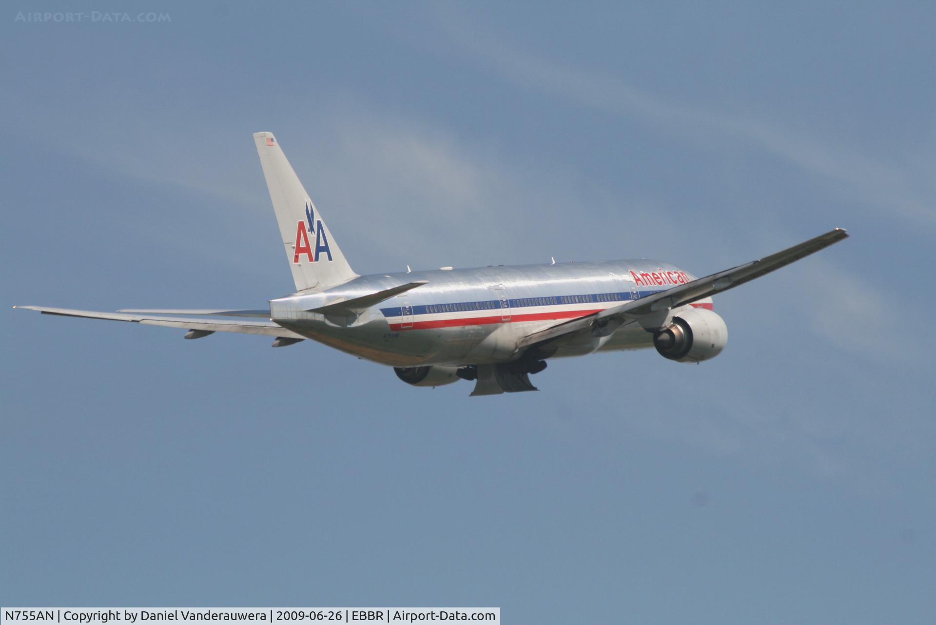 N755AN, 2001 Boeing 777-223 C/N 30263, Flight AA089 is taking off from rwy 07R