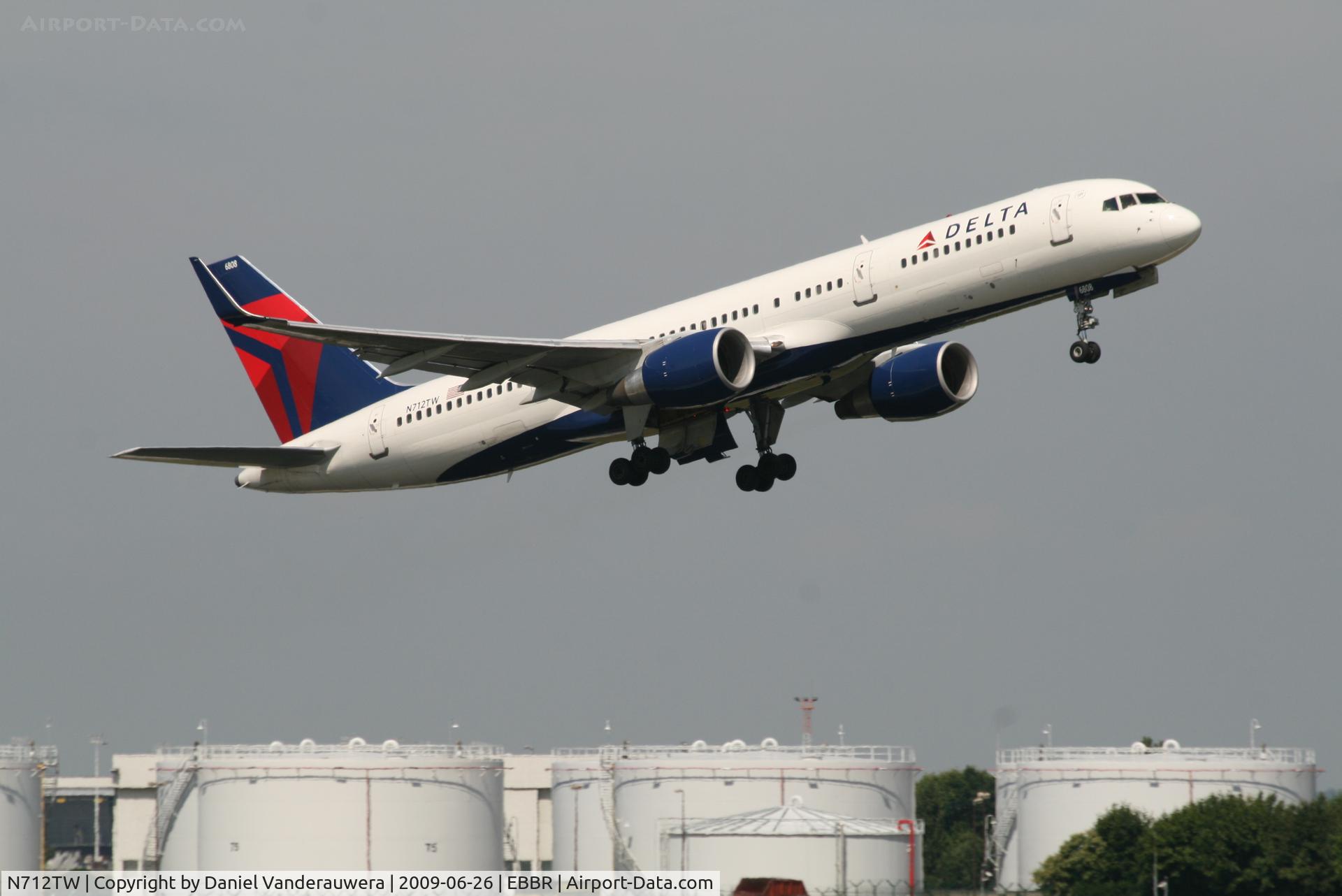 N712TW, 1997 Boeing 757-2Q8 C/N 27624, Flight DL141 is taking off from rwy 07R
