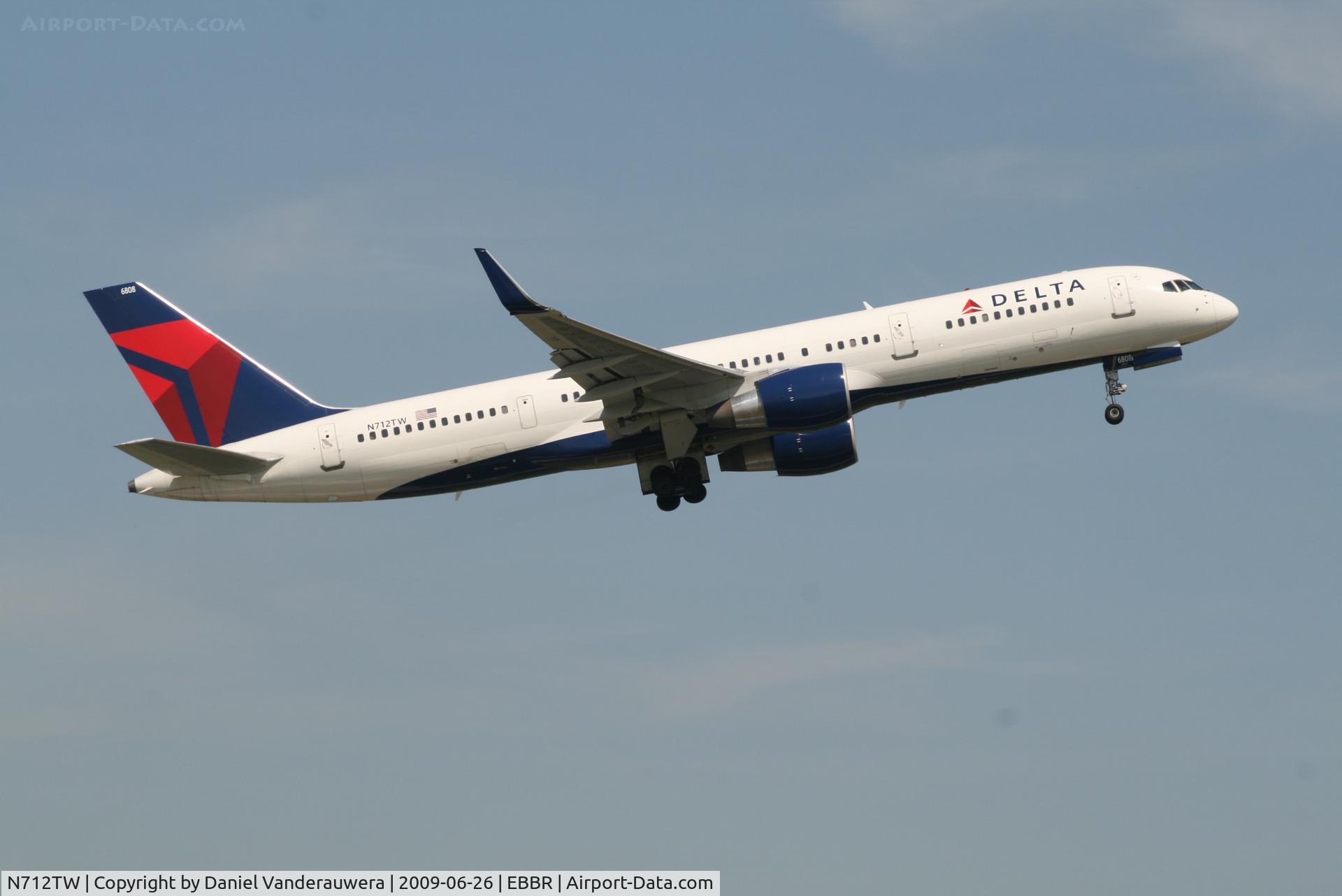 N712TW, 1997 Boeing 757-2Q8 C/N 27624, Flight DL141 is taking off from rwy 07R